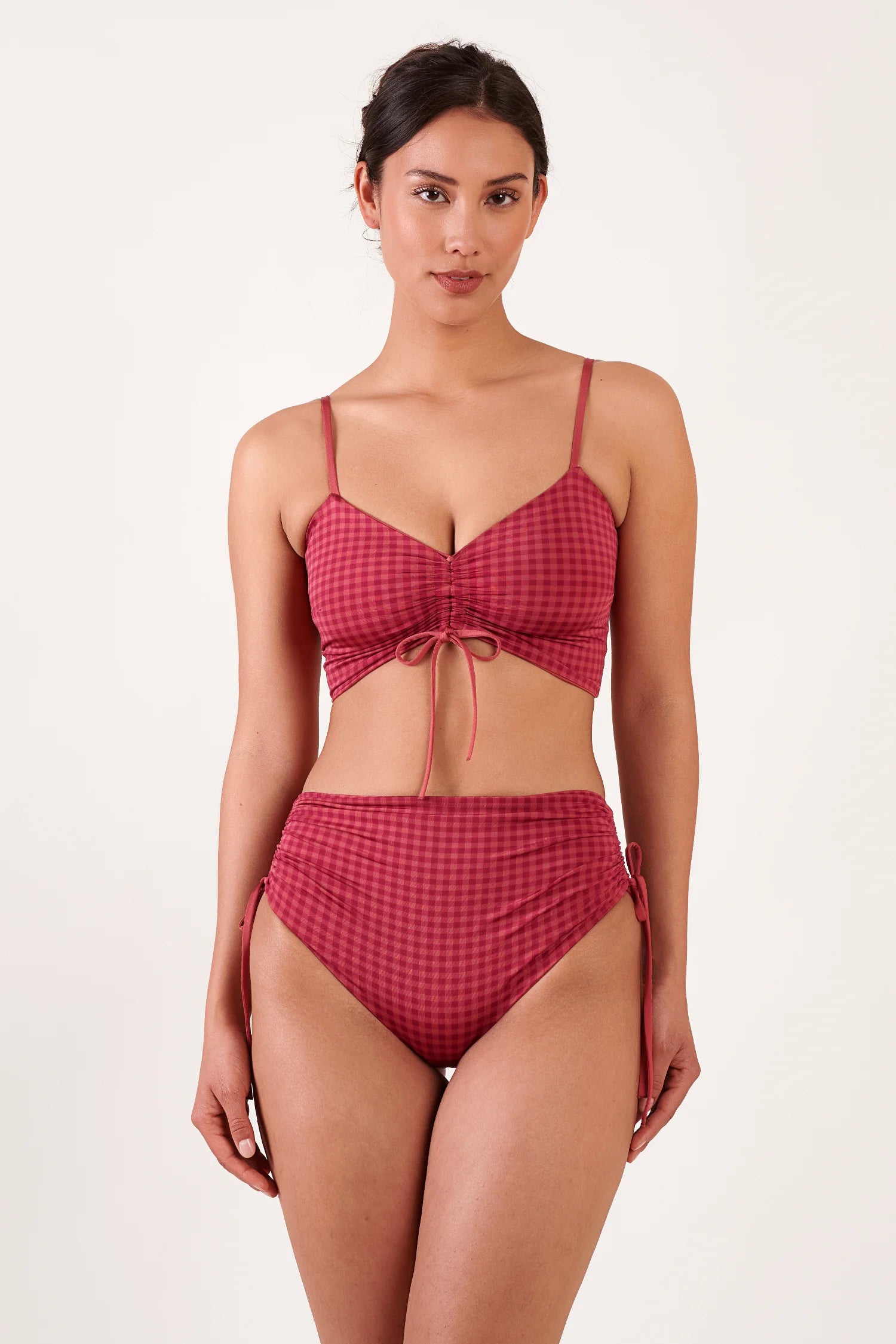 MYMARINI Bikini-Top mit V-Ausschnitt, dünnen Trägern und zentraler Raffung mit Bindeband; High-Waist-Bikini-Hose mit seitlichen Bindebändern.#color_rouge-vichy