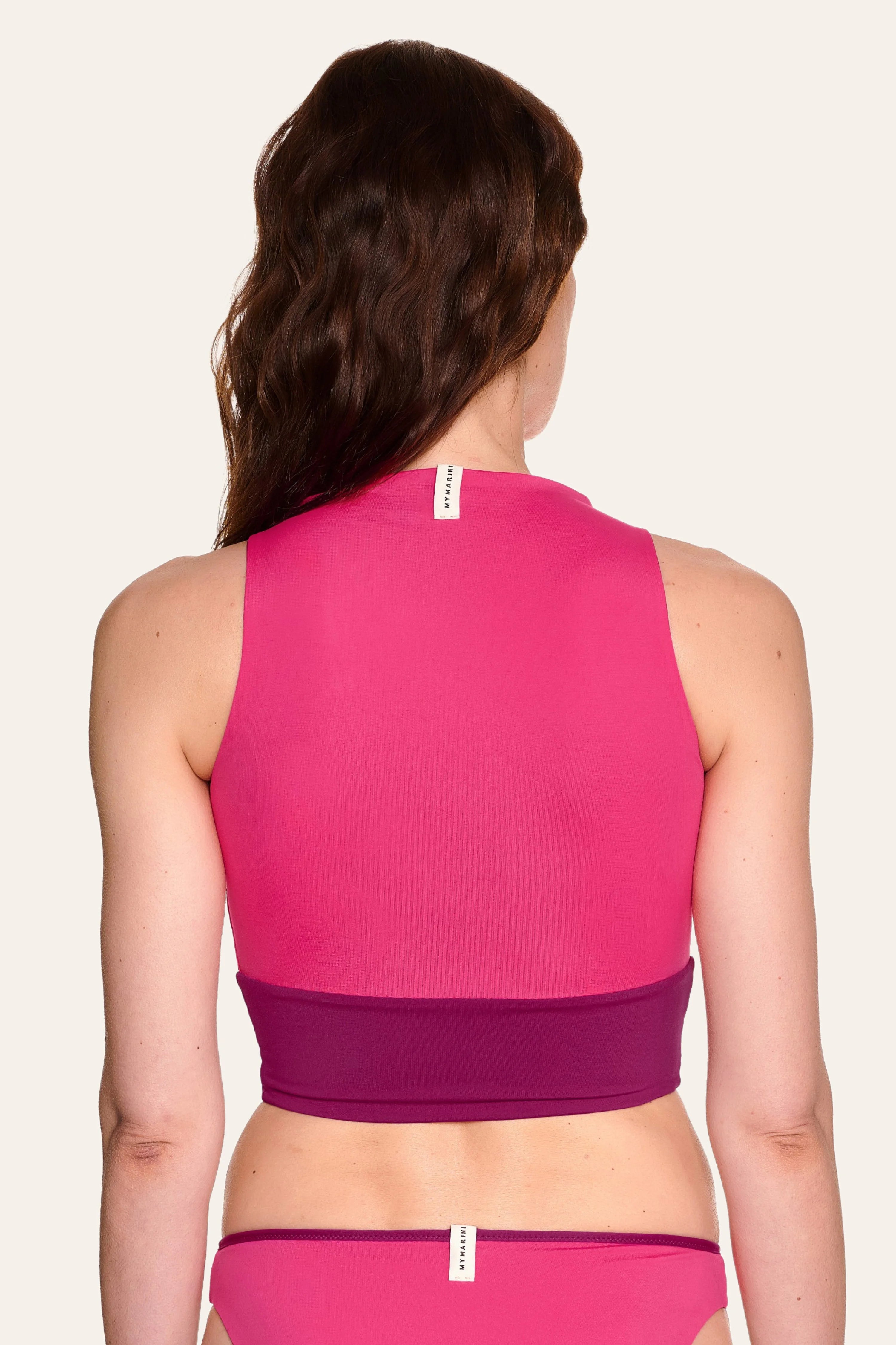 Frau von hinten in pinkem MYMARINI Bikinitop mit breiten Trägern und passender Bikinihose.#color_pink-hortensia