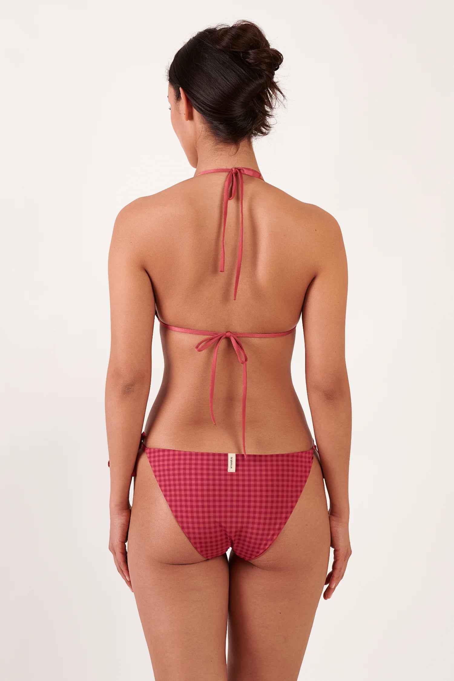 Rückenansicht eines MYMARINI Bikinitops mit Neckholder-Bindeband, dazu Bikinihose im roten Karomuster; Markenetikett sichtbar.#color_rouge-vichy