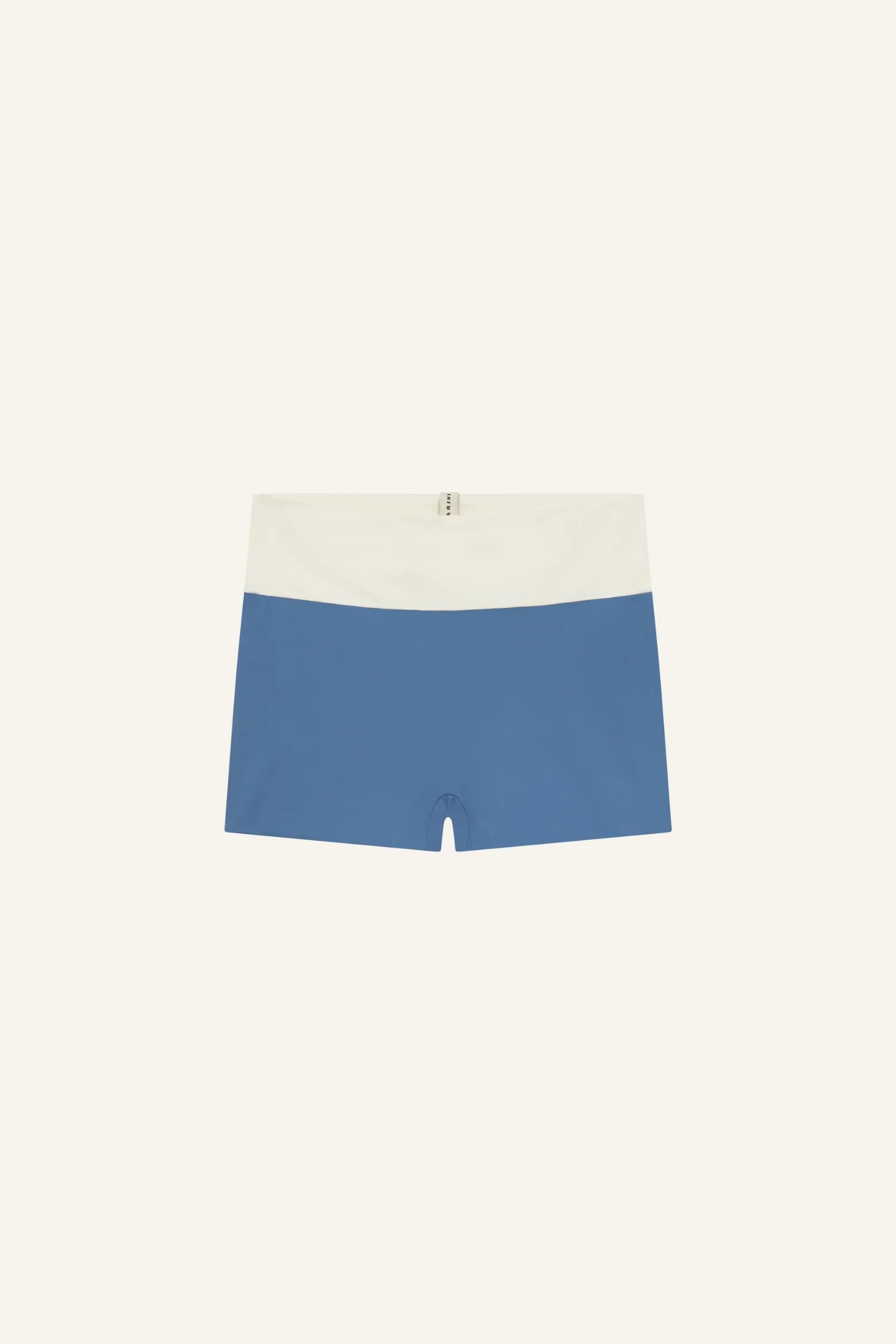 MYMARINI Bikinihose in Blau und Weiß, hoch geschnitten, auf hellem Hintergrund.#color_coast-desert