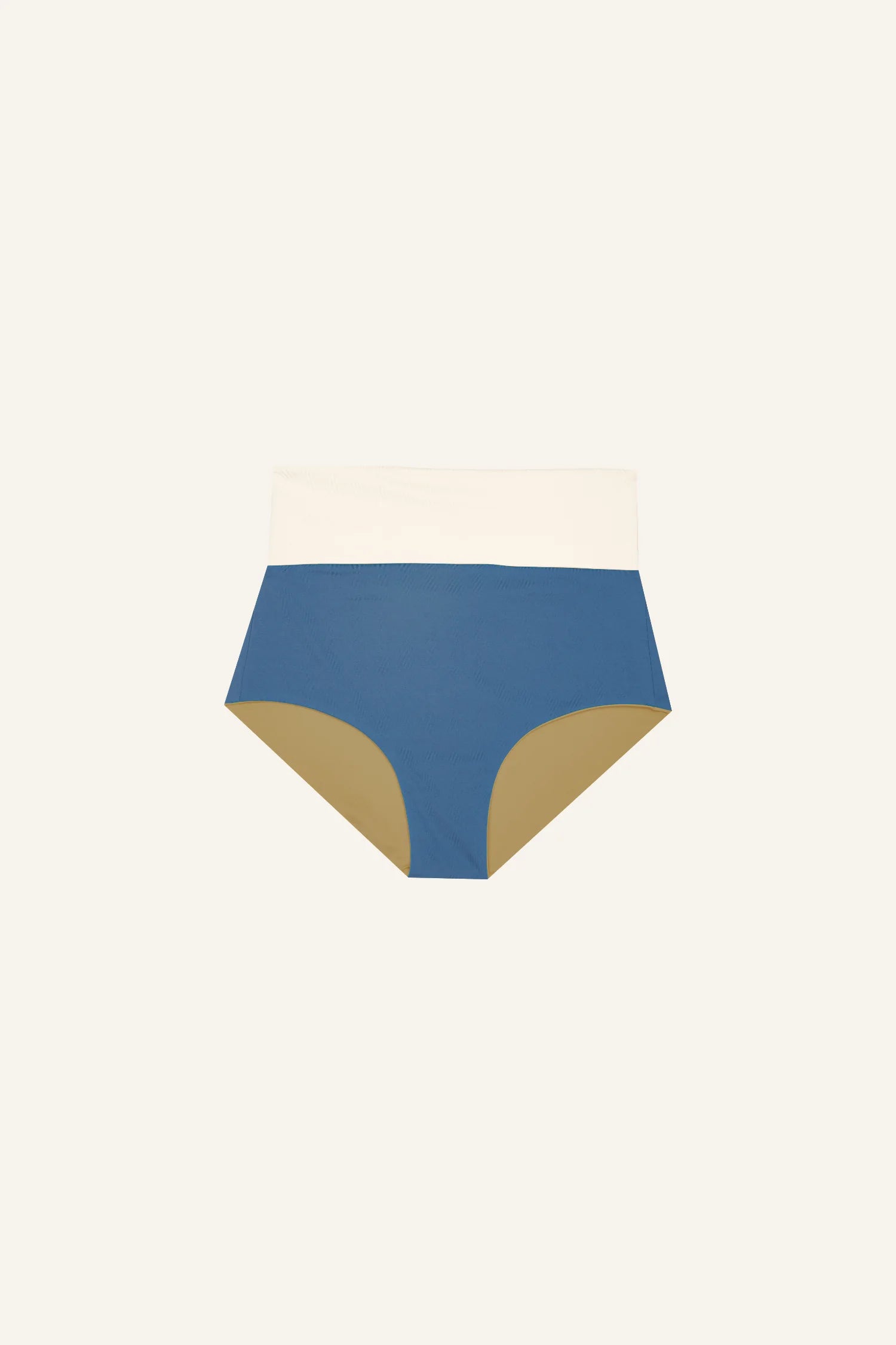 MYMARINI Bikinihose in Blau und Beige mit hohem Bund und tiefem Beinausschnitt auf hellem Hintergrund.#color_coast-desert