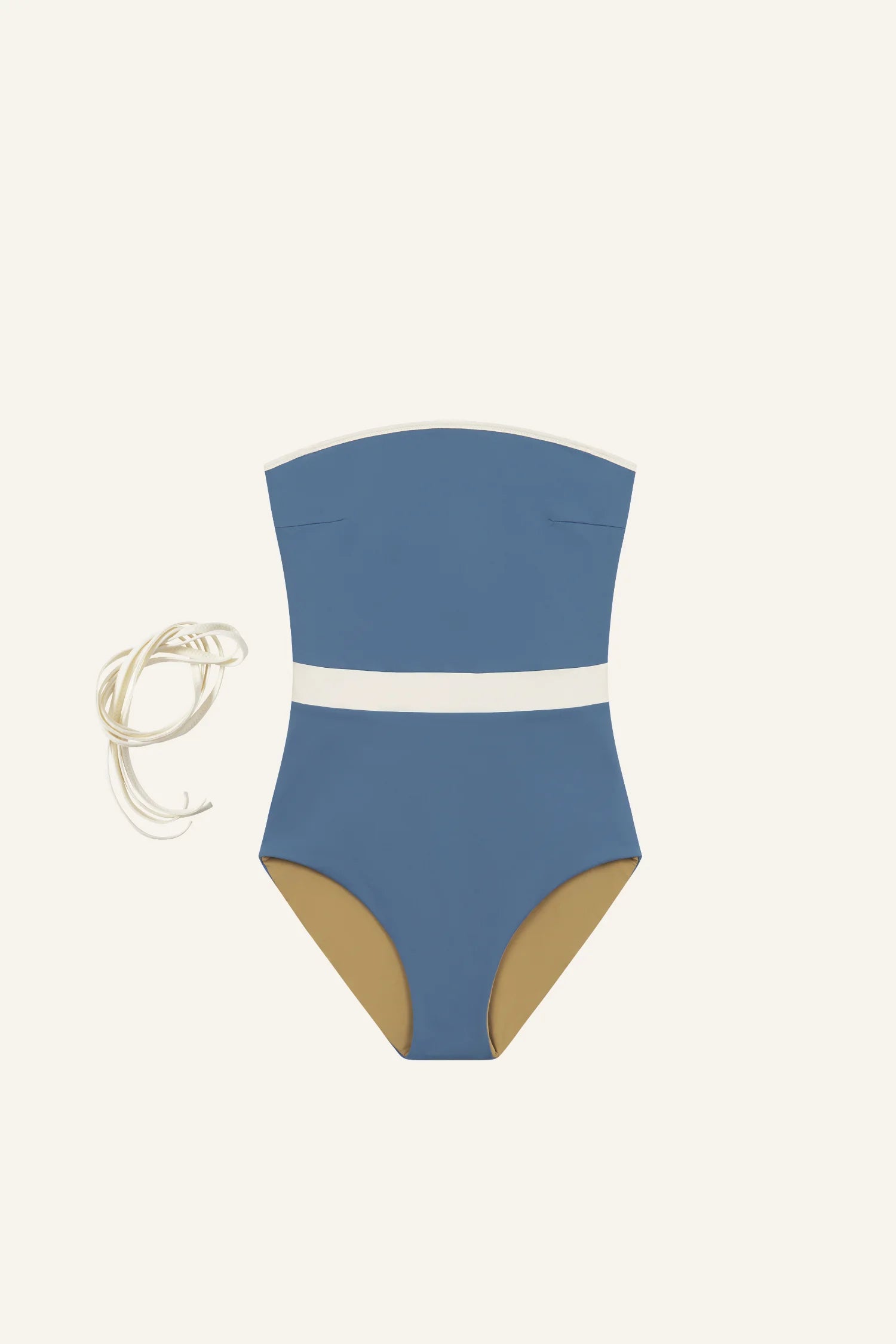 MYMARINI One-Piece in Blau mit Bandeau-Schnitt und hohem Beinausschnitt, daneben weiße Bänder.#color_coast-desert