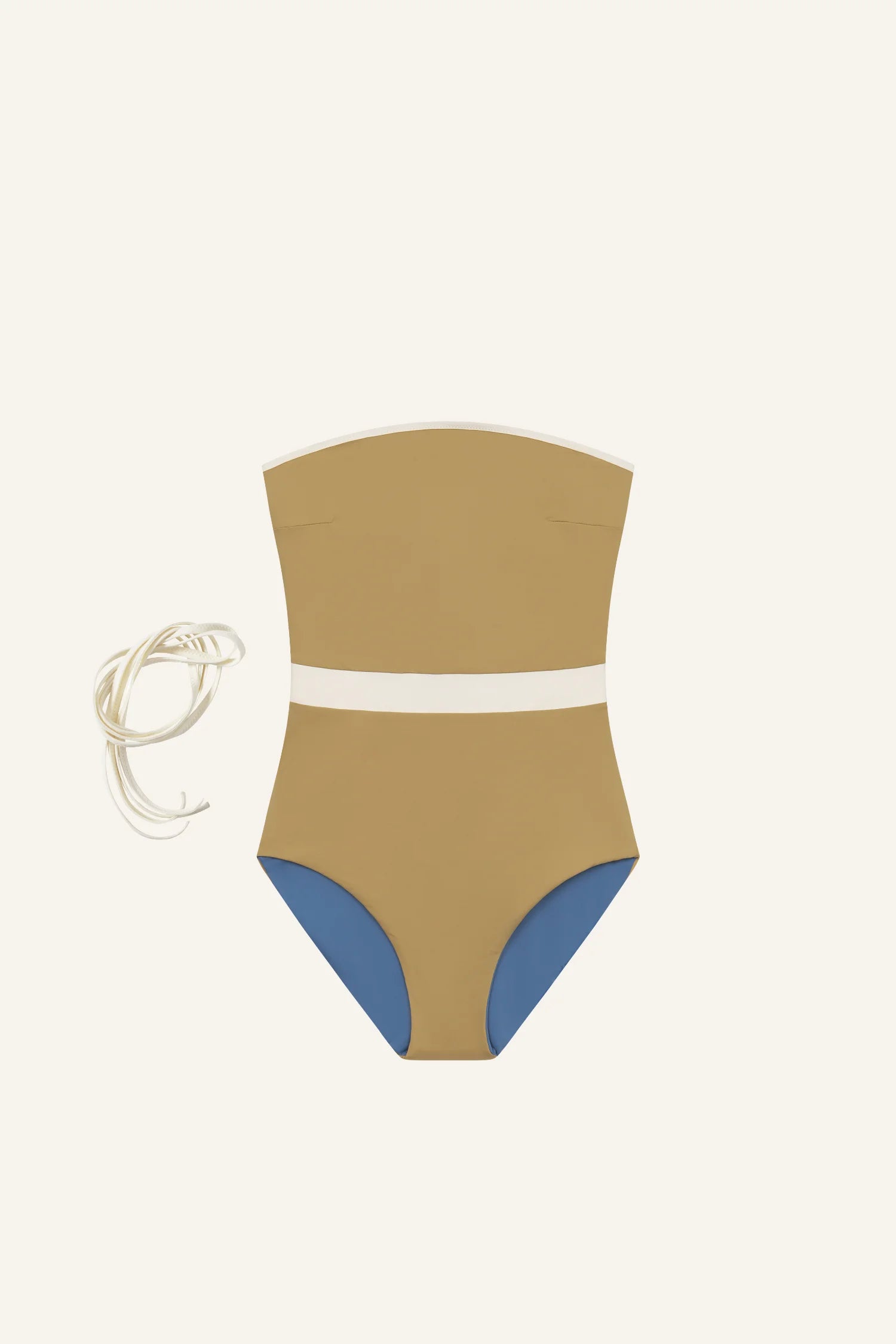 MYMARINI One-Piece in Beige mit Bandeau-Schnitt und blauem Akzent, inklusive cremefarbenem Gürtel.#color_coast-desert
