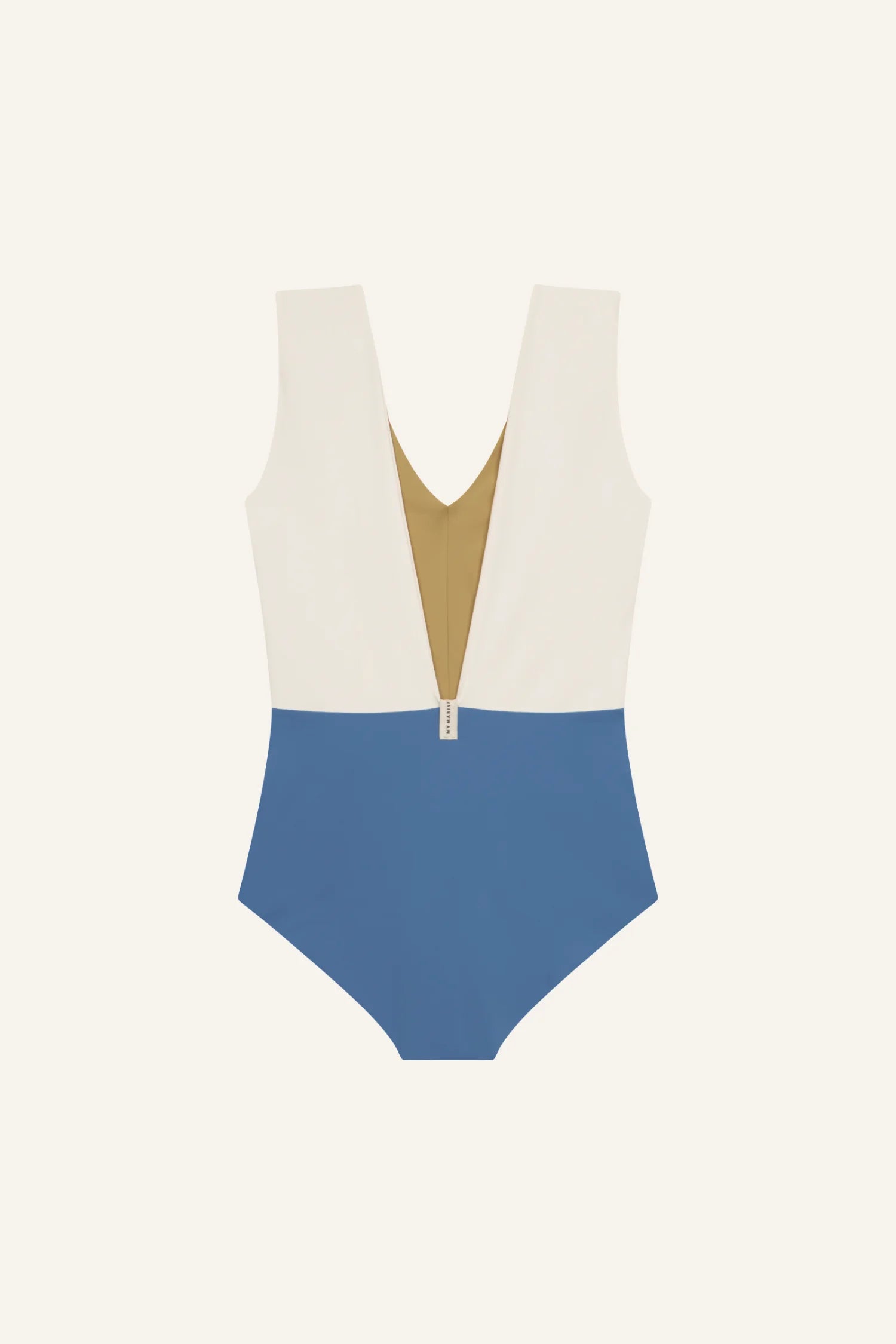 MYMARINI Badeanzug mit tiefem V-Ausschnitt, breiten Trägern, in Weiß, Beige und Blau.#color_coast-desert