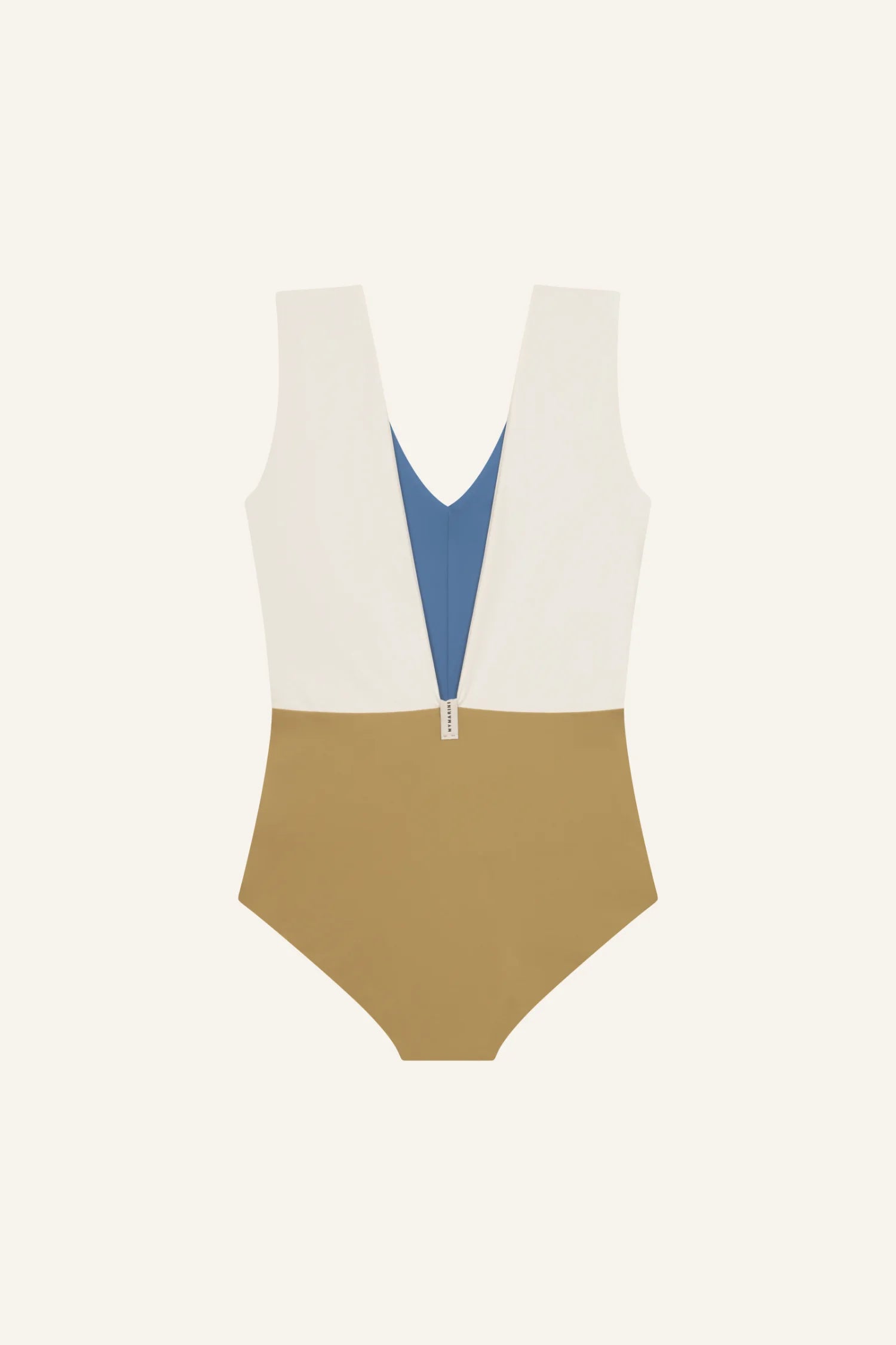 MYMARINI Badeanzug mit V-Ausschnitt, farblich in Weiß, Blau und Braun gestaltet.#color_coast-desert