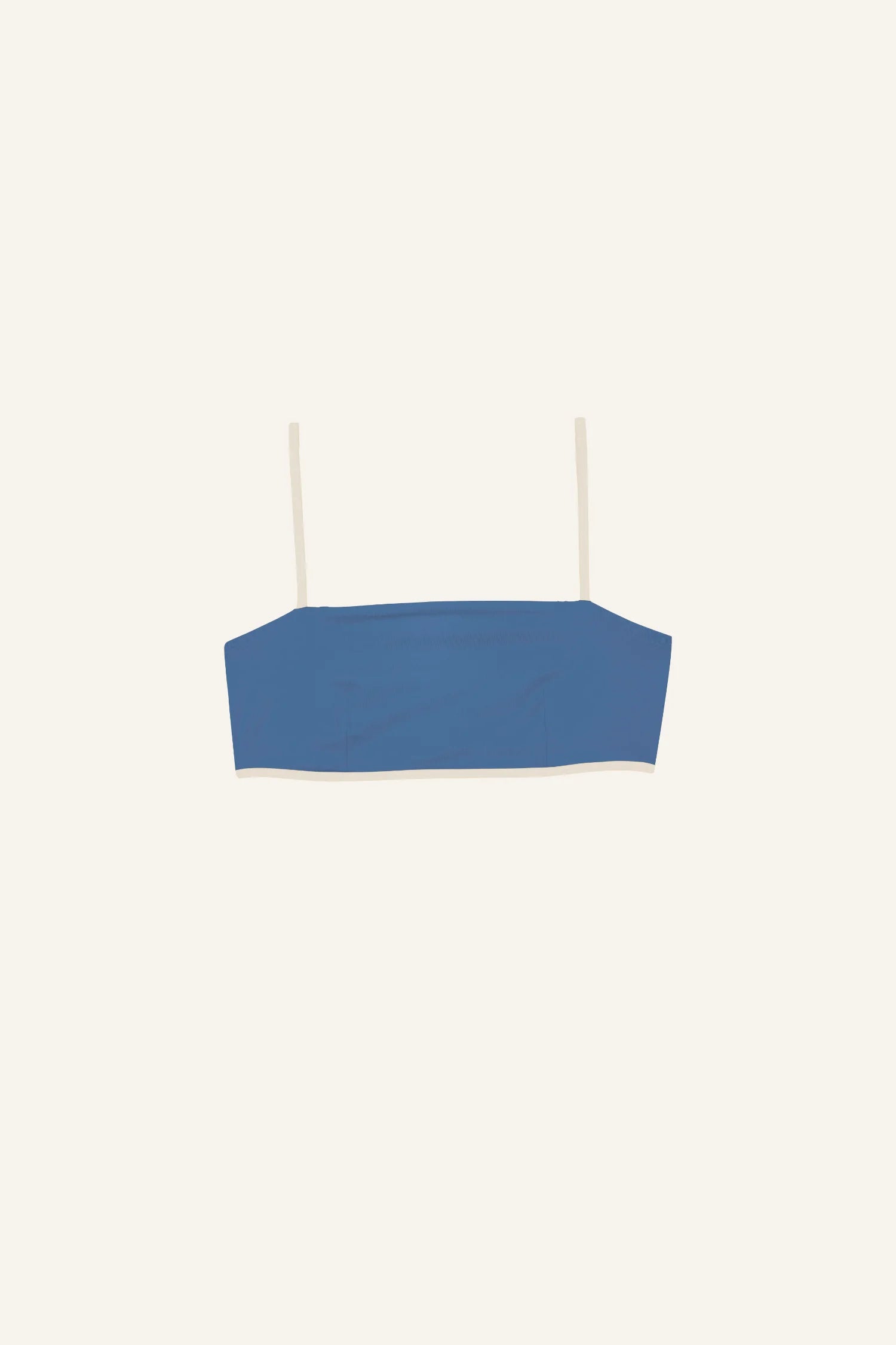 MYMARINI Bikinitop mit Spaghettiträgern in Blau auf hellem Hintergrund.#color_coast-desert