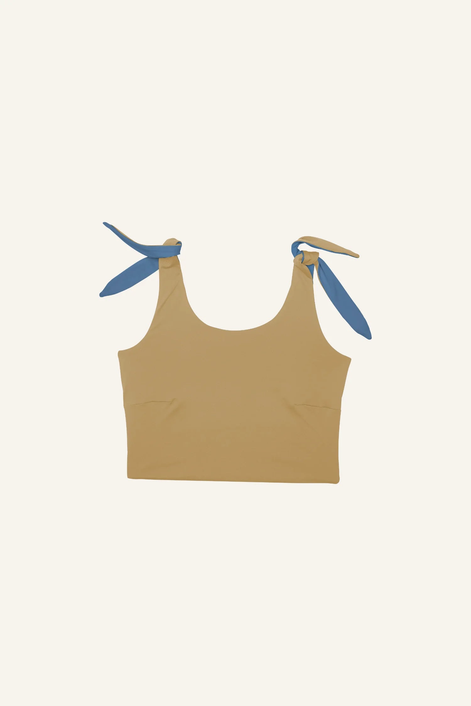 MYMARINI Bikinitop in Beige mit blauen Spaghettiträgern, hoch geschlossen, vor hellem Hintergrund.#color_coast-desert