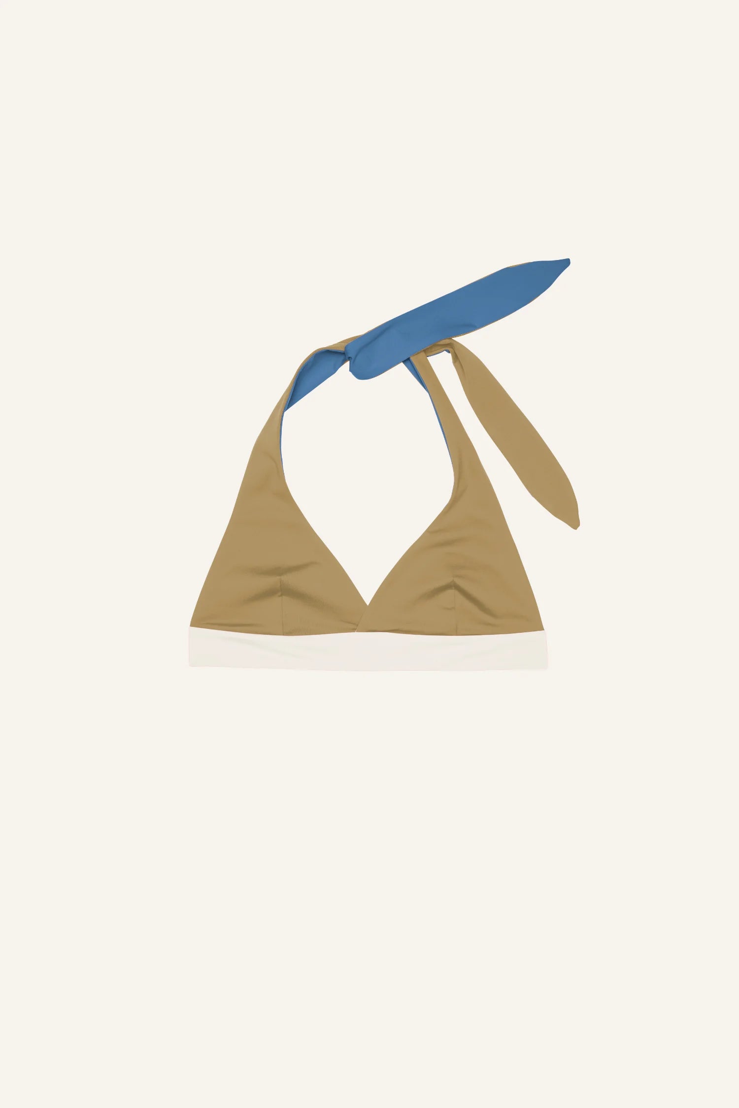 MYMARINI Bikinitop mit V-Ausschnitt und Neckholder in Beige und Blau vor weißem Hintergrund.#color_coast-desert