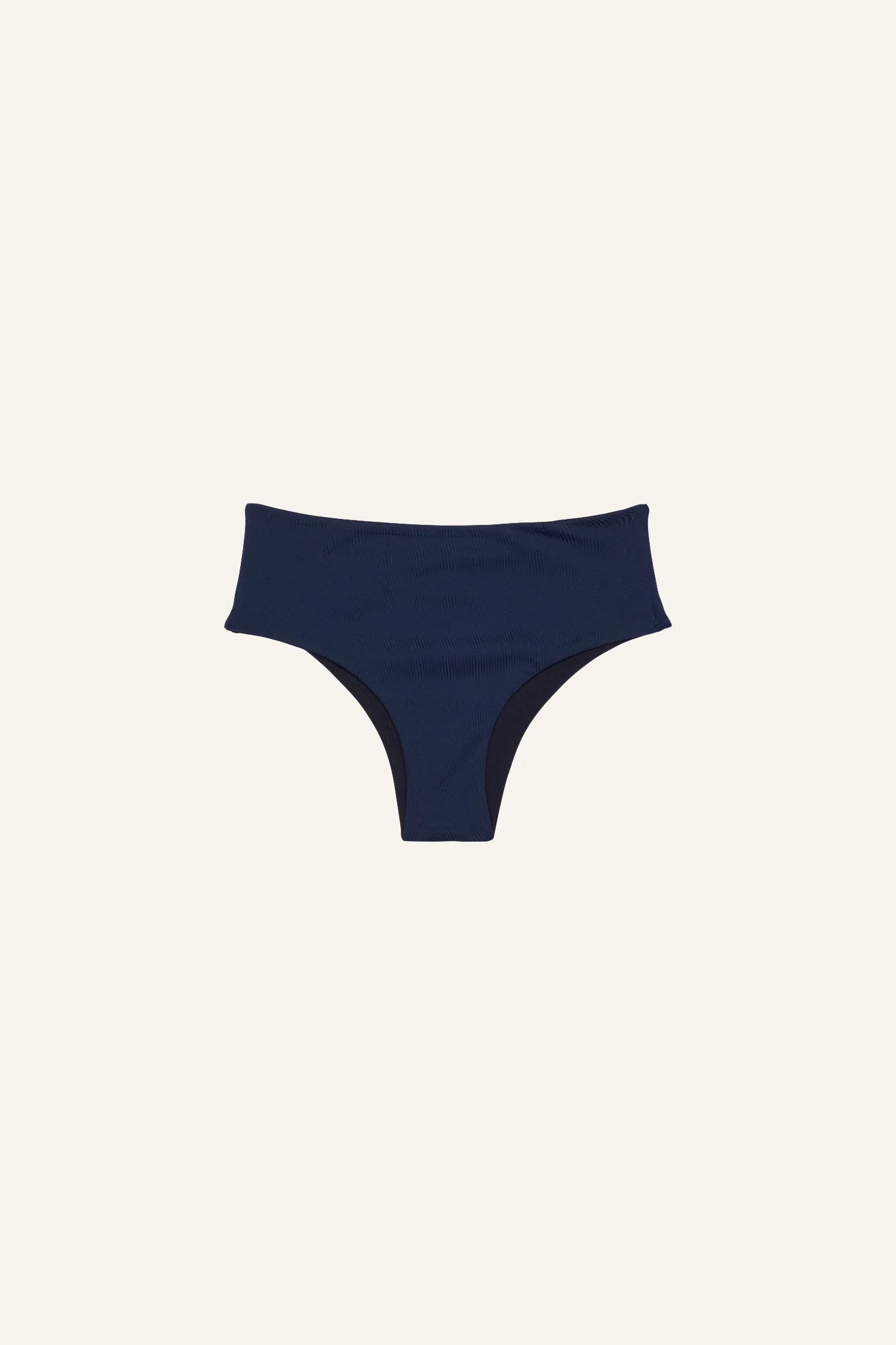 Dunkelblaue MYMARINI Bikinihose mit hohem Beinausschnitt vor hellem Hintergrund.#color_black-navy