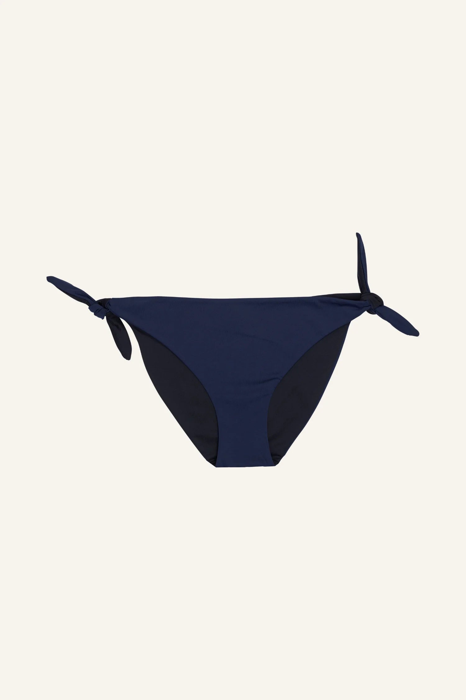 Dunkelblaue MYMARINI Bikinihose mit seitlichen Schleifen, Mid rise Schnitt, auf hellem Hintergrund.#color_black-navy