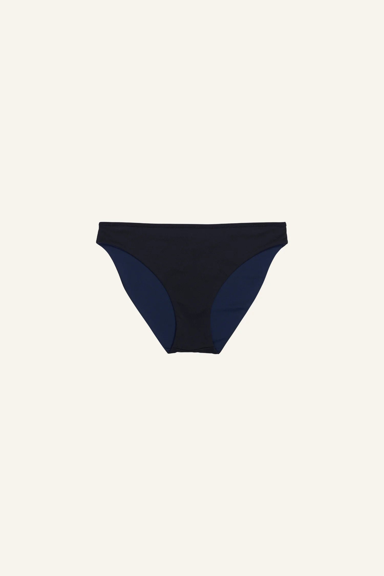 Dunkelblaue MYMARINI Bikinihose mit hohem Beinausschnitt vor hellem Hintergrund.#color_black-navy