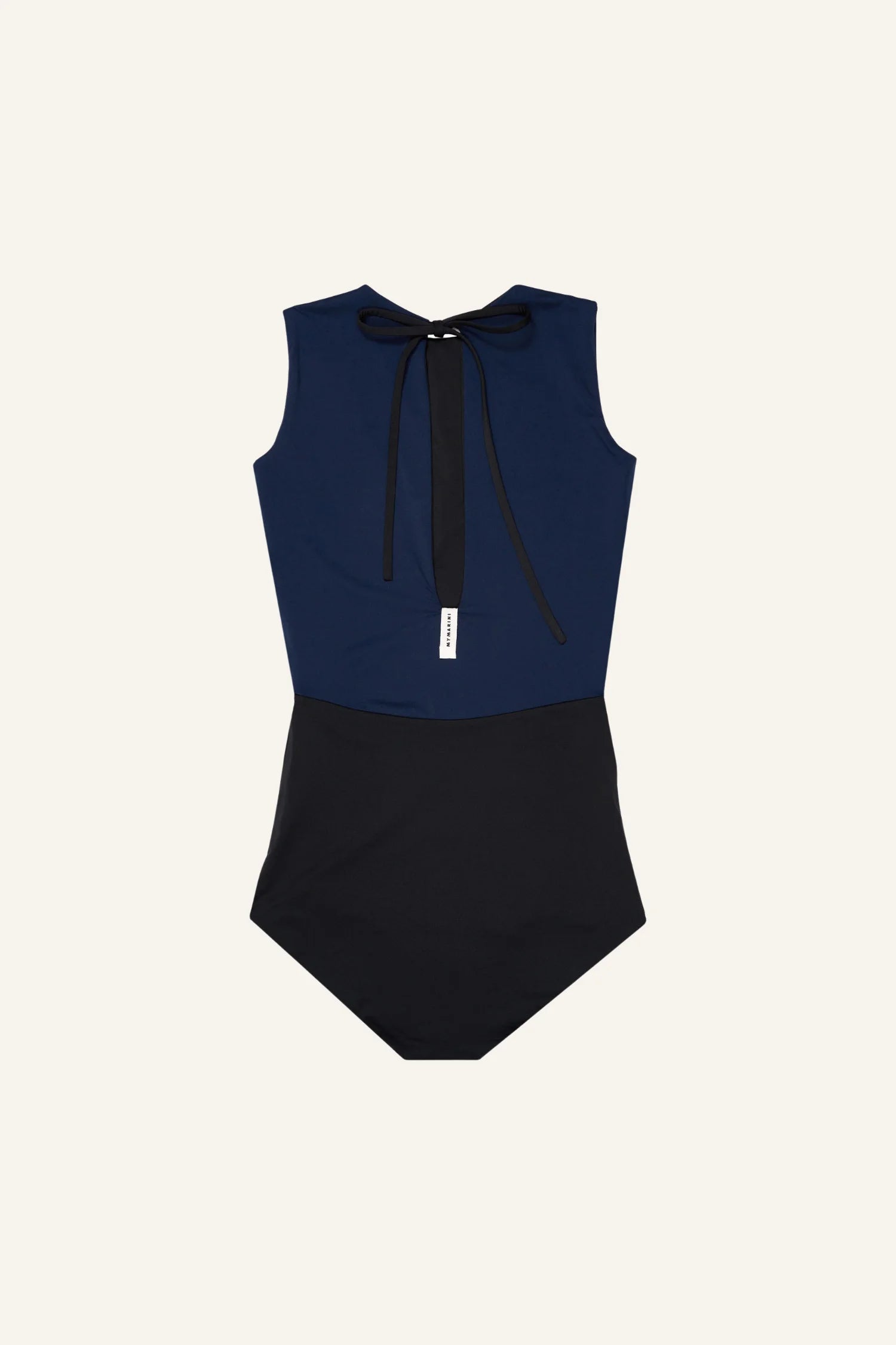 Ärmelloser MYMARINI Badeanzug in Dunkelblau und Schwarz mit hohem Beinausschnitt und Schleife am Rücken.#color_black-navy