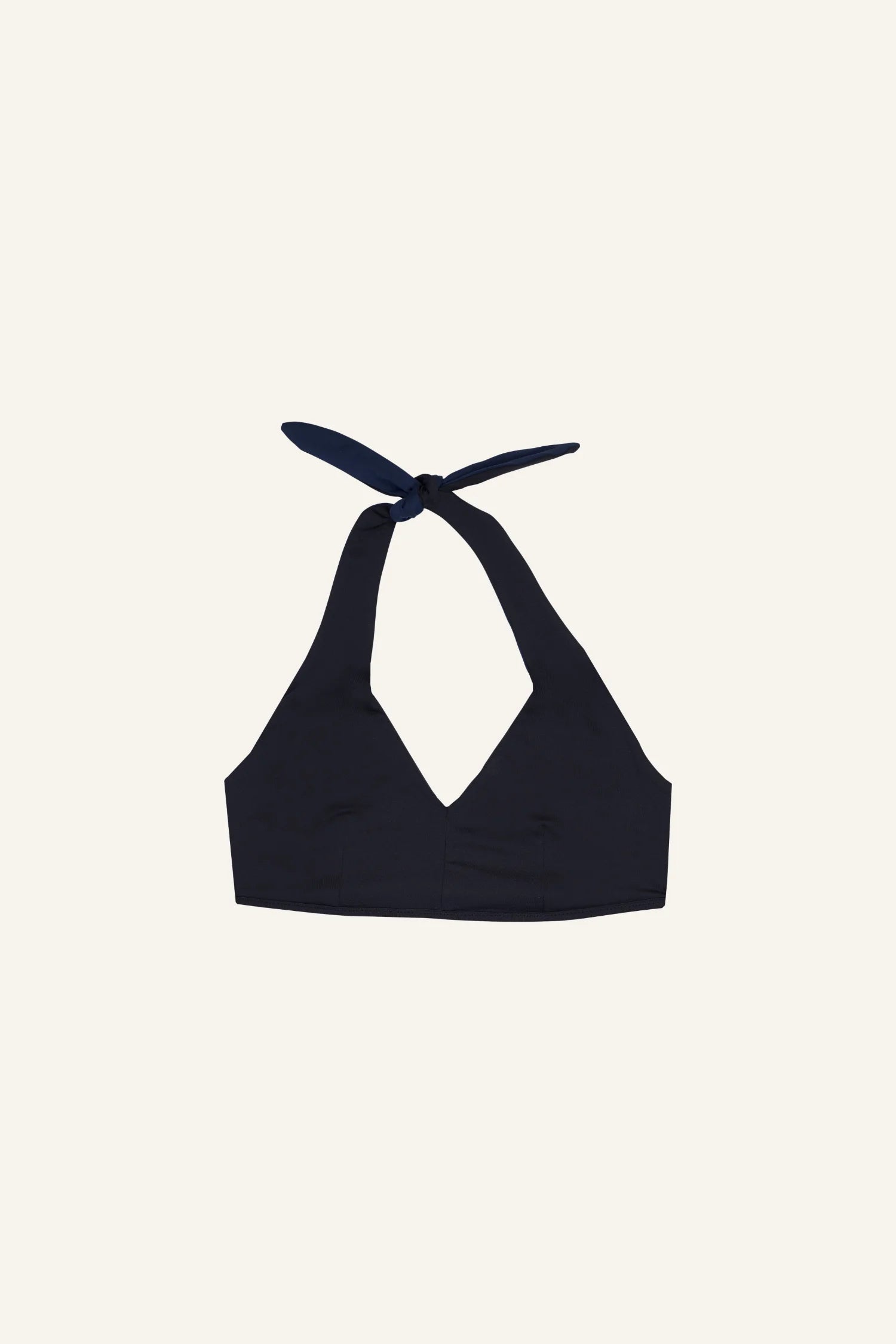 Schwarzes MYMARINI Bikinitop mit Neckholder und V-Ausschnitt auf hellem Hintergrund.#color_black-navy