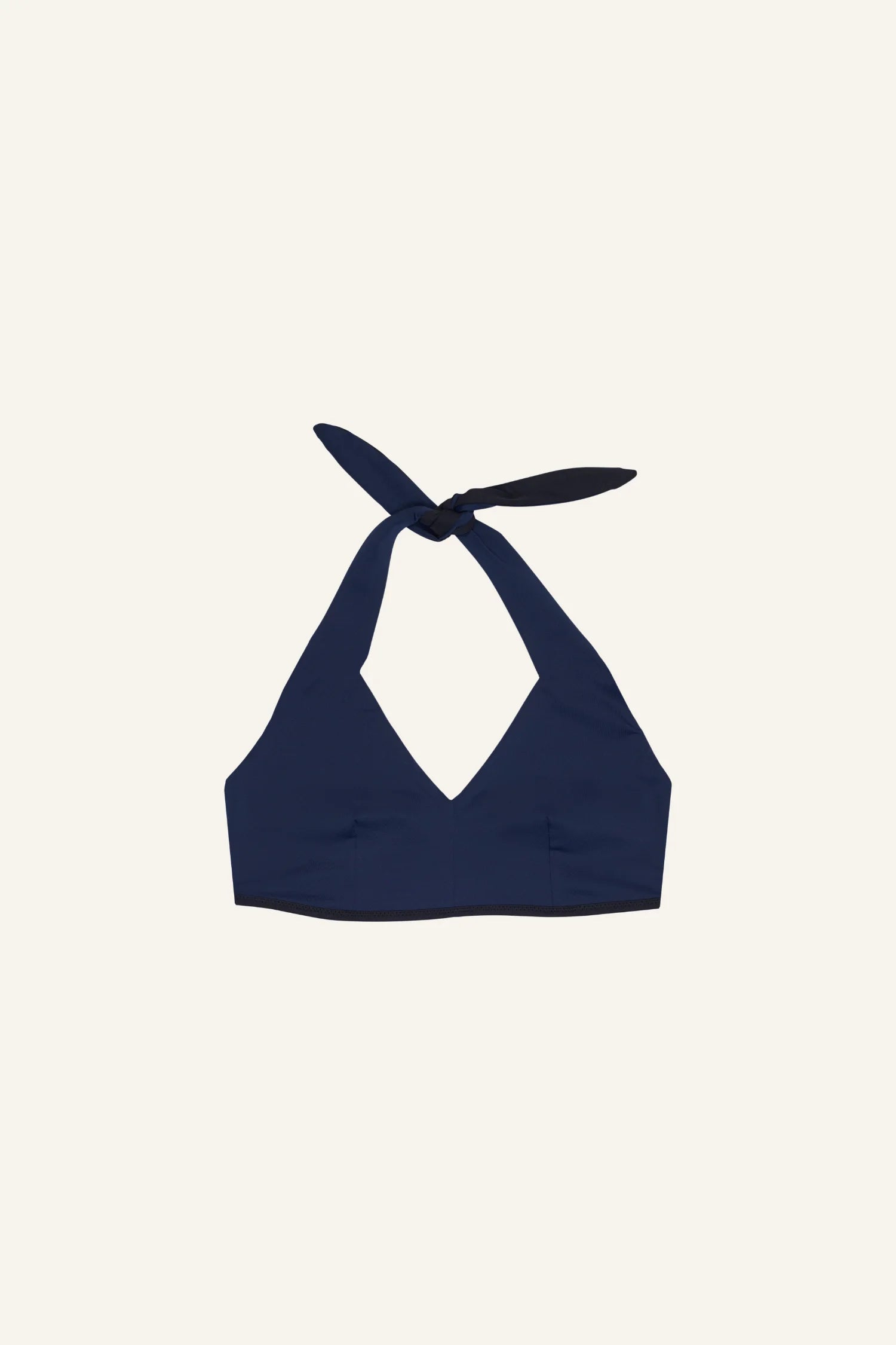 Dunkelblaues MYMARINI Bikinitop mit Neckholder und V-Ausschnitt vor hellem Hintergrund.#color_black-navy