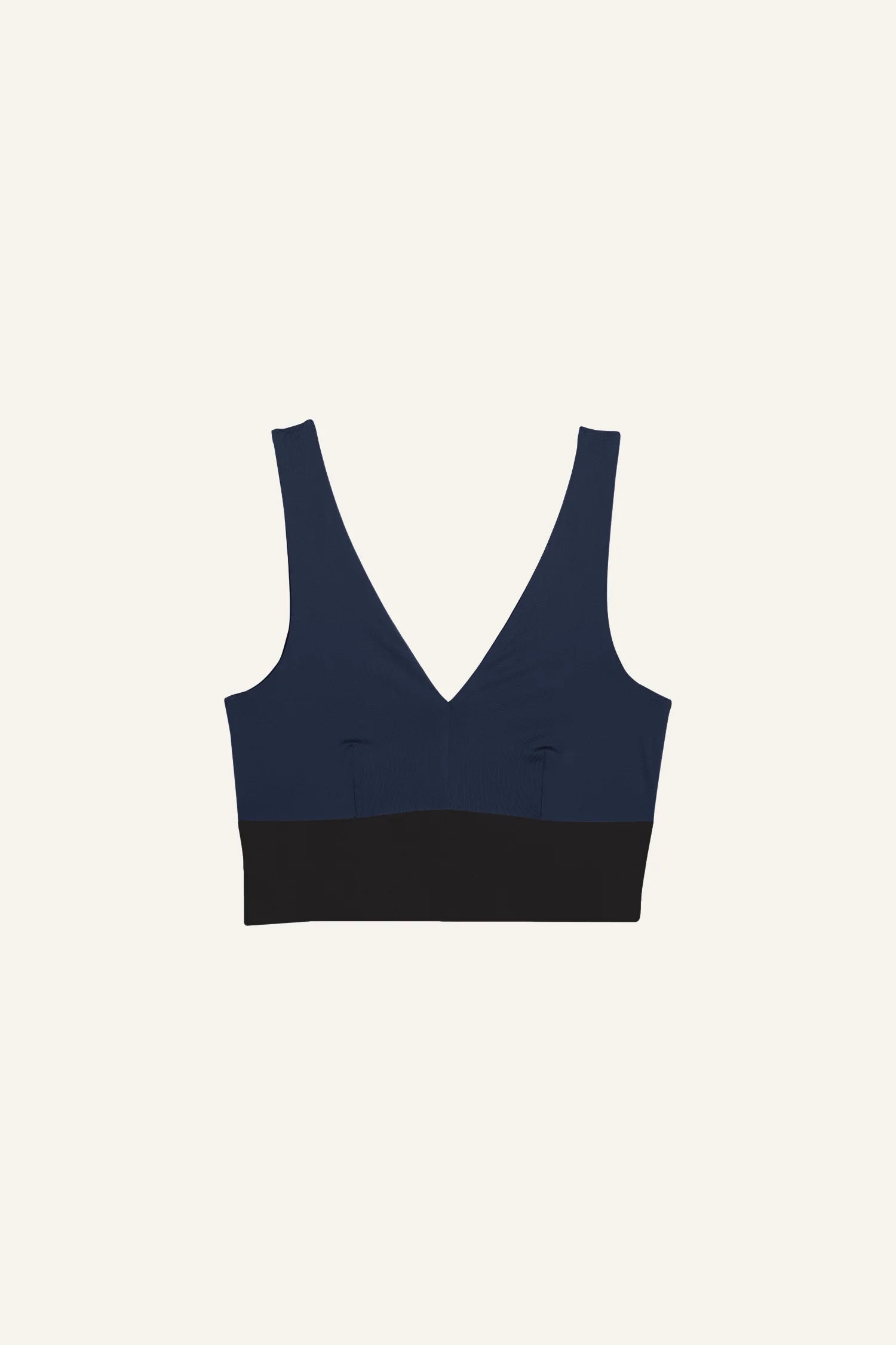 MYMARINI Bikinitop mit V-Ausschnitt in Dunkelblau und Schwarz, breiten Trägern, auf hellem Hintergrund.#color_black-navy