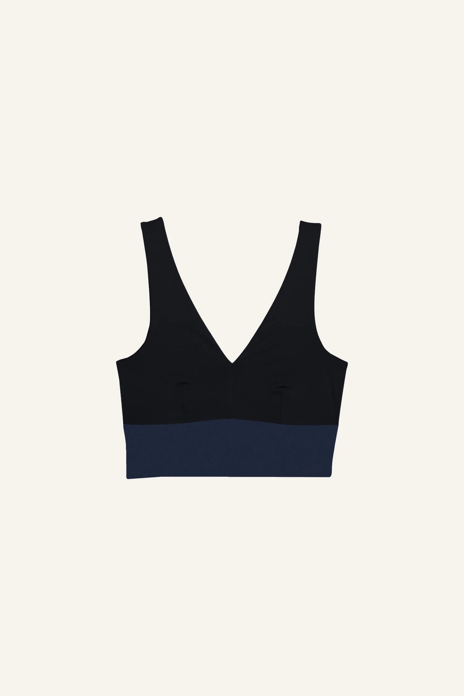 Schwarzes MYMARINI Bikinitop mit V-Ausschnitt und breiten Trägern vor hellem Hintergrund.#color_black-navy