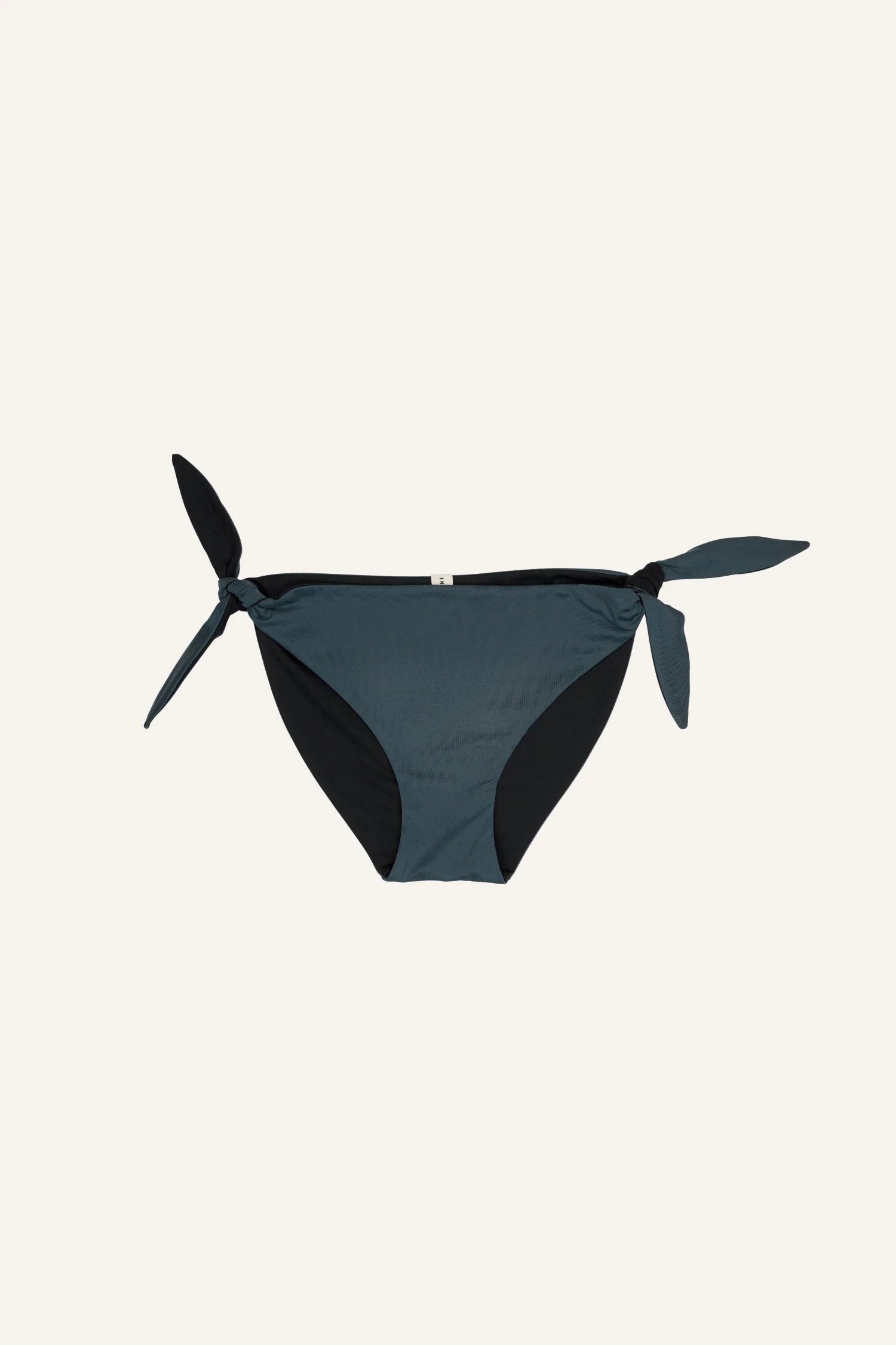 MYMARINI Bikinihose in Dunkelblau mit seitlichen Schleifen, Mid rise Schnitt, auf hellem Hintergrund.#color_black-grey-white