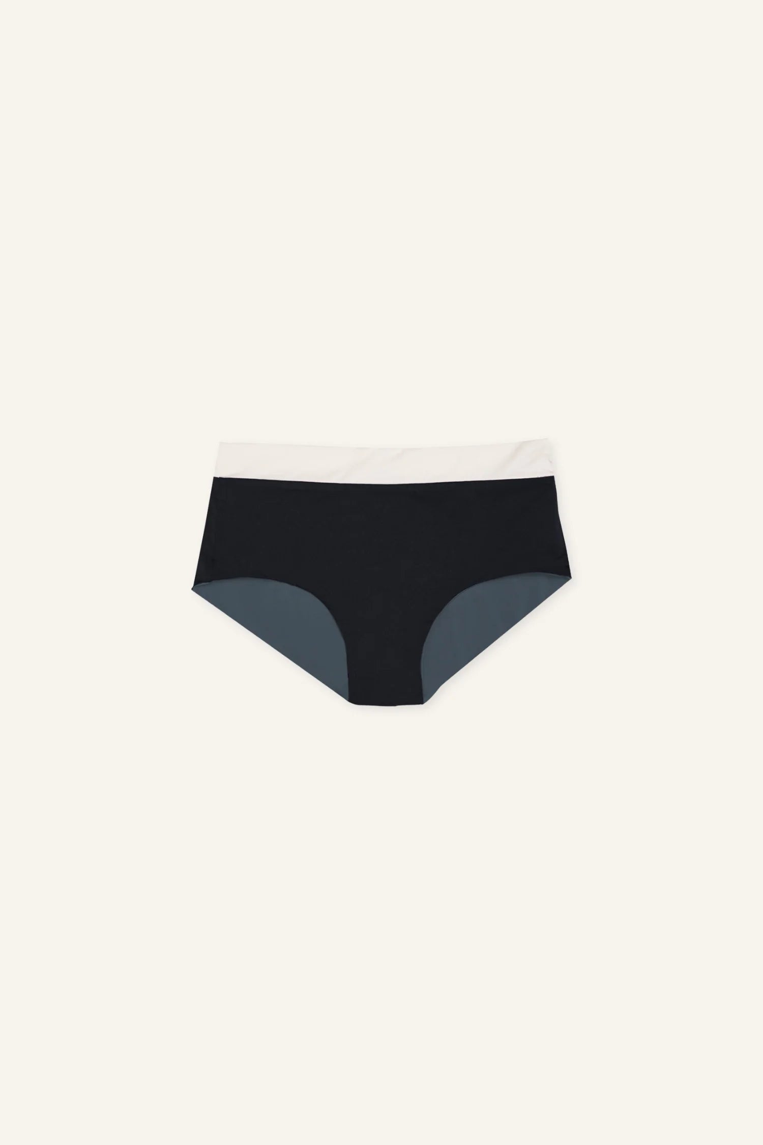MYMARINI Bikinihose in Schwarz mit weißem Bund, hohem Beinausschnitt, auf hellem Hintergrund.#color_black-grey-white