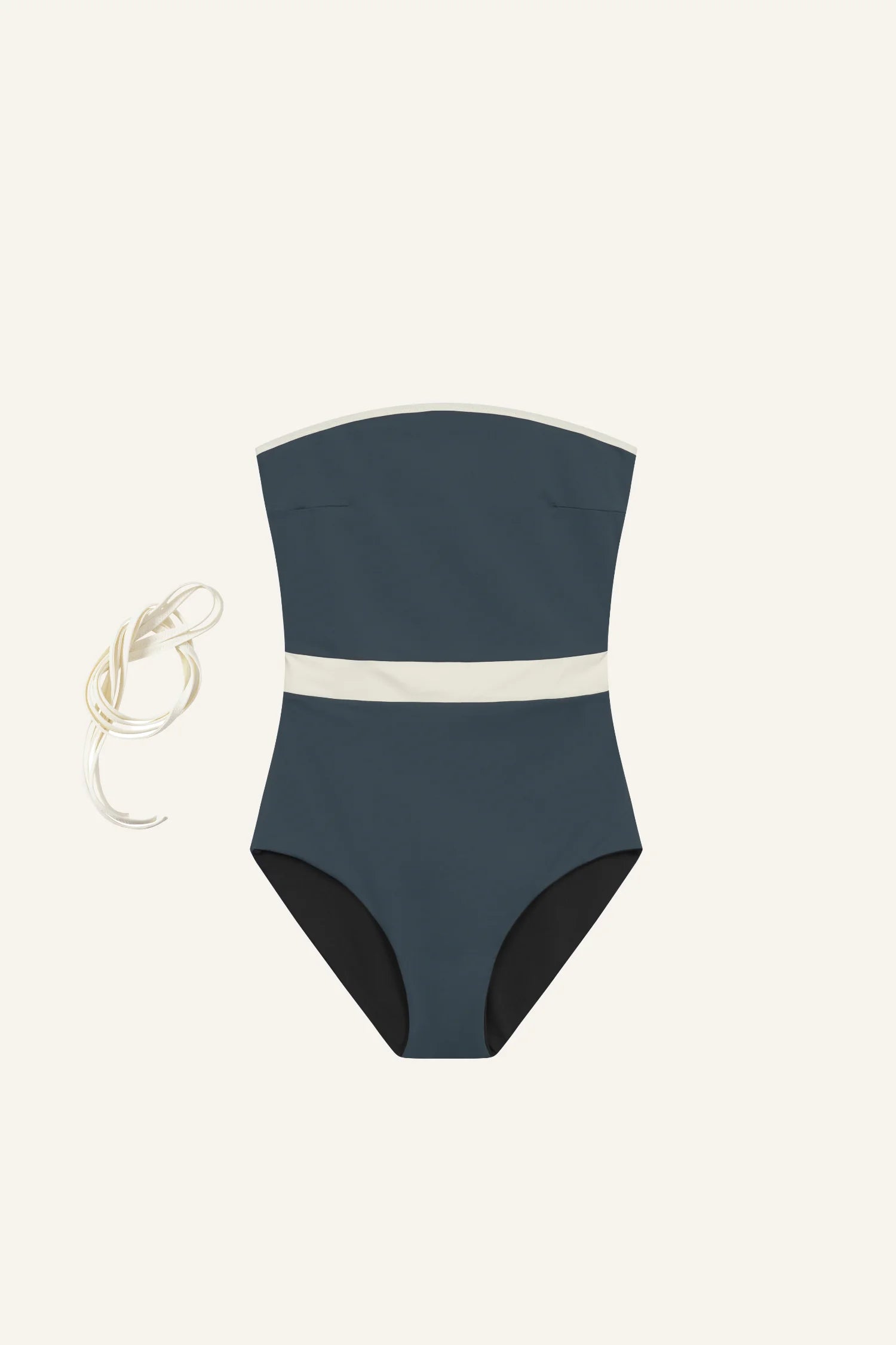 MYMARINI One-Piece in Dunkelblau mit Bandeau-Schnitt und hohem Beinausschnitt, daneben ein weißes Band.#color_black-grey-white