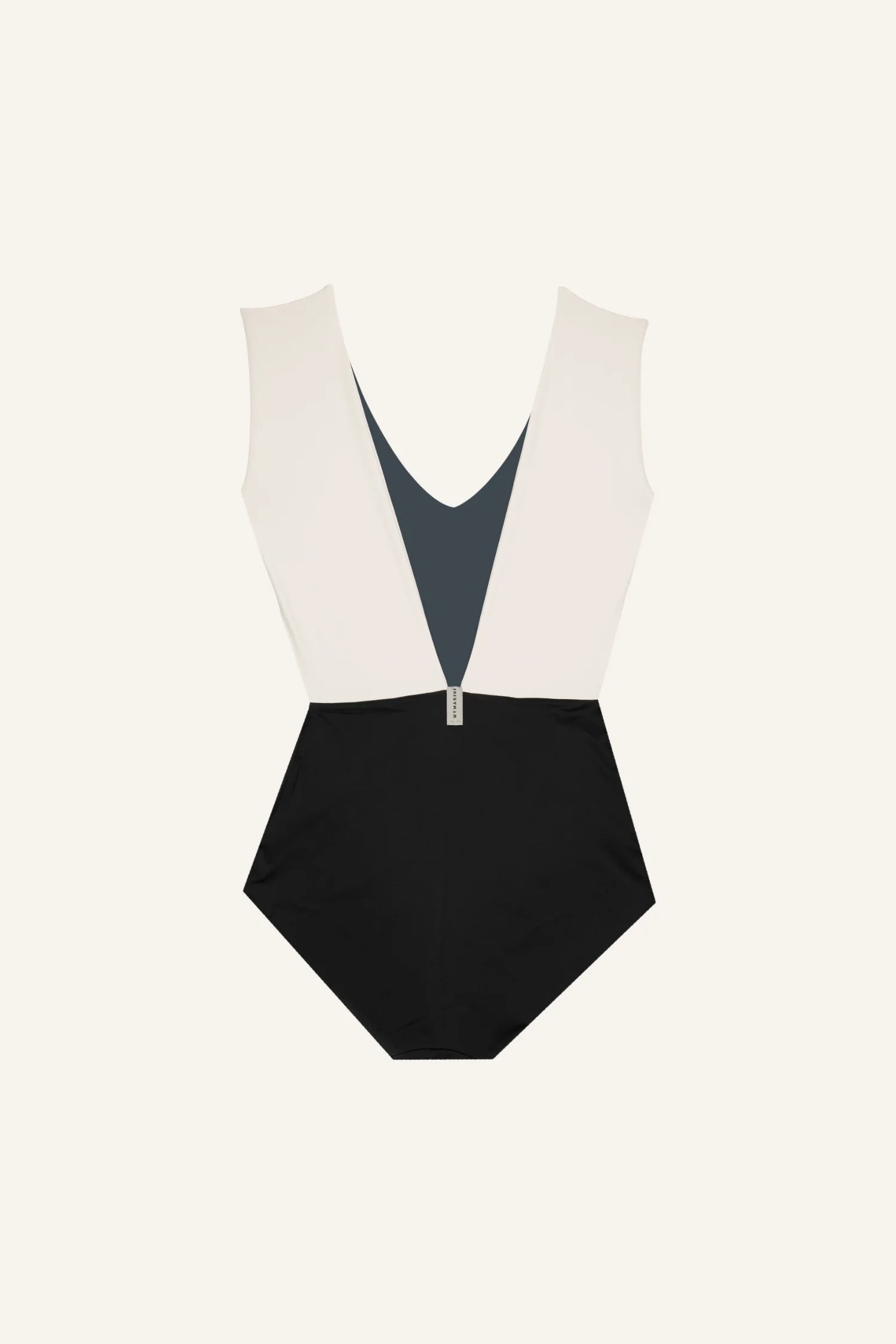 MYMARINI Badeanzug mit tiefem Rückenausschnitt und hohem Beinausschnitt in Schwarz und Weiß, auf hellem Hintergrund.#color_black-grey-white