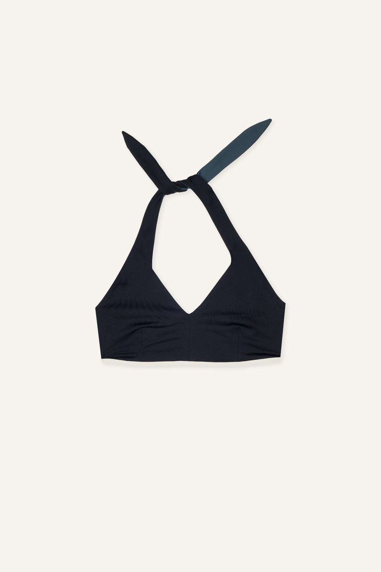 Schwarzes MYMARINI Bikinitop mit Neckholder und V-Ausschnitt auf hellem Hintergrund.#color_black-grey-white