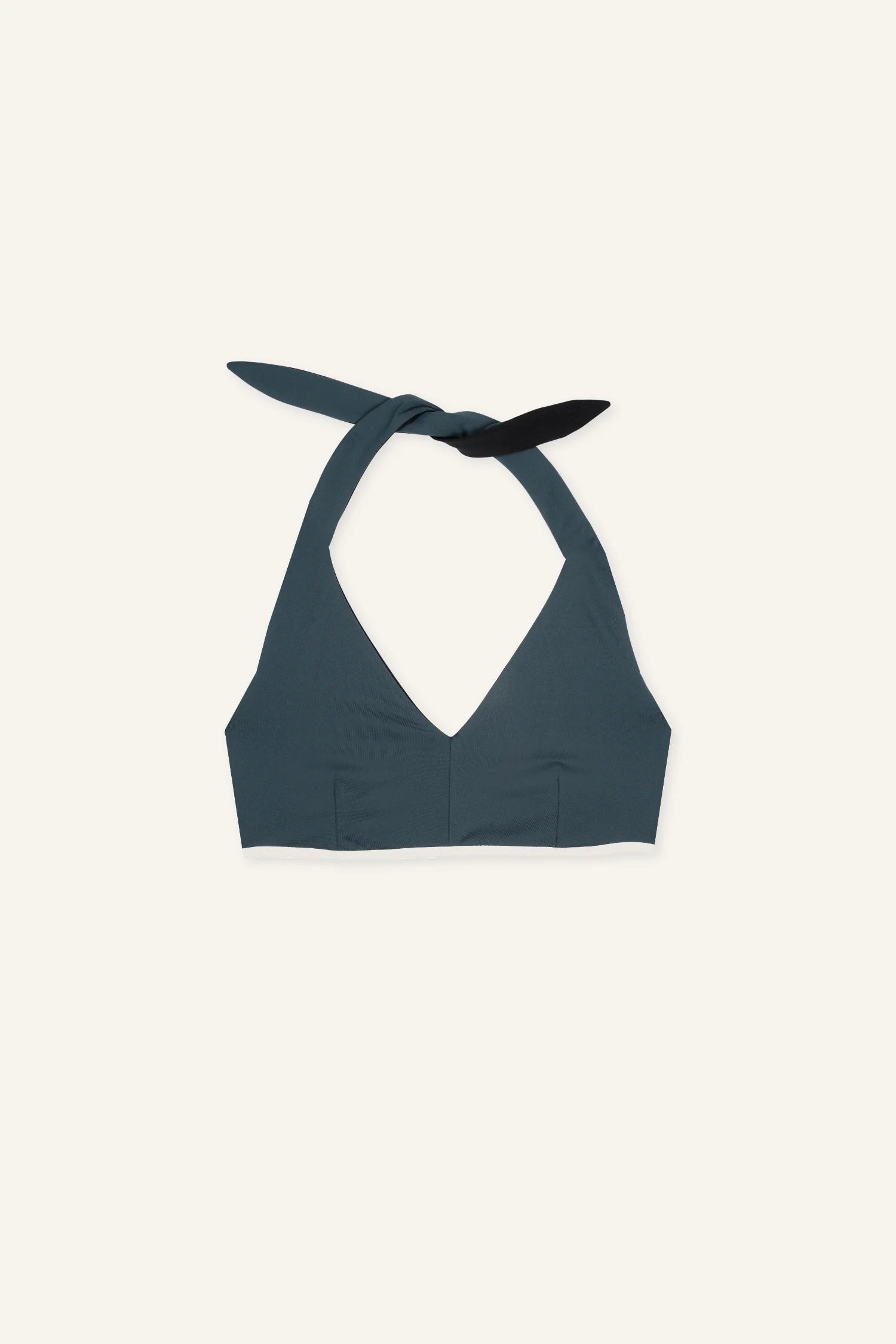 MYMARINI Bikinitop mit V-Ausschnitt und Neckholder in Dunkelblau auf hellem Hintergrund.#color_black-grey-white