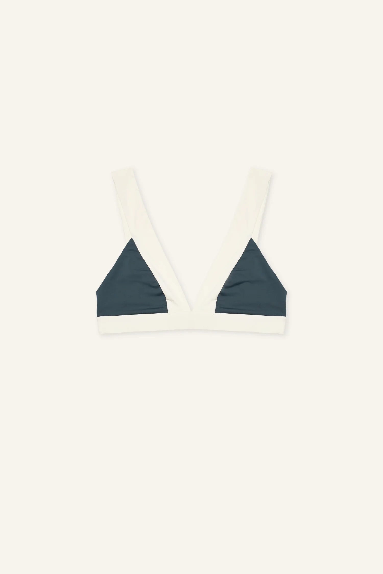 MYMARINI Bikinitop mit V-Ausschnitt und breiten Trägern in Dunkelgrün und Weiß auf hellem Hintergrund.#color_black-grey-white