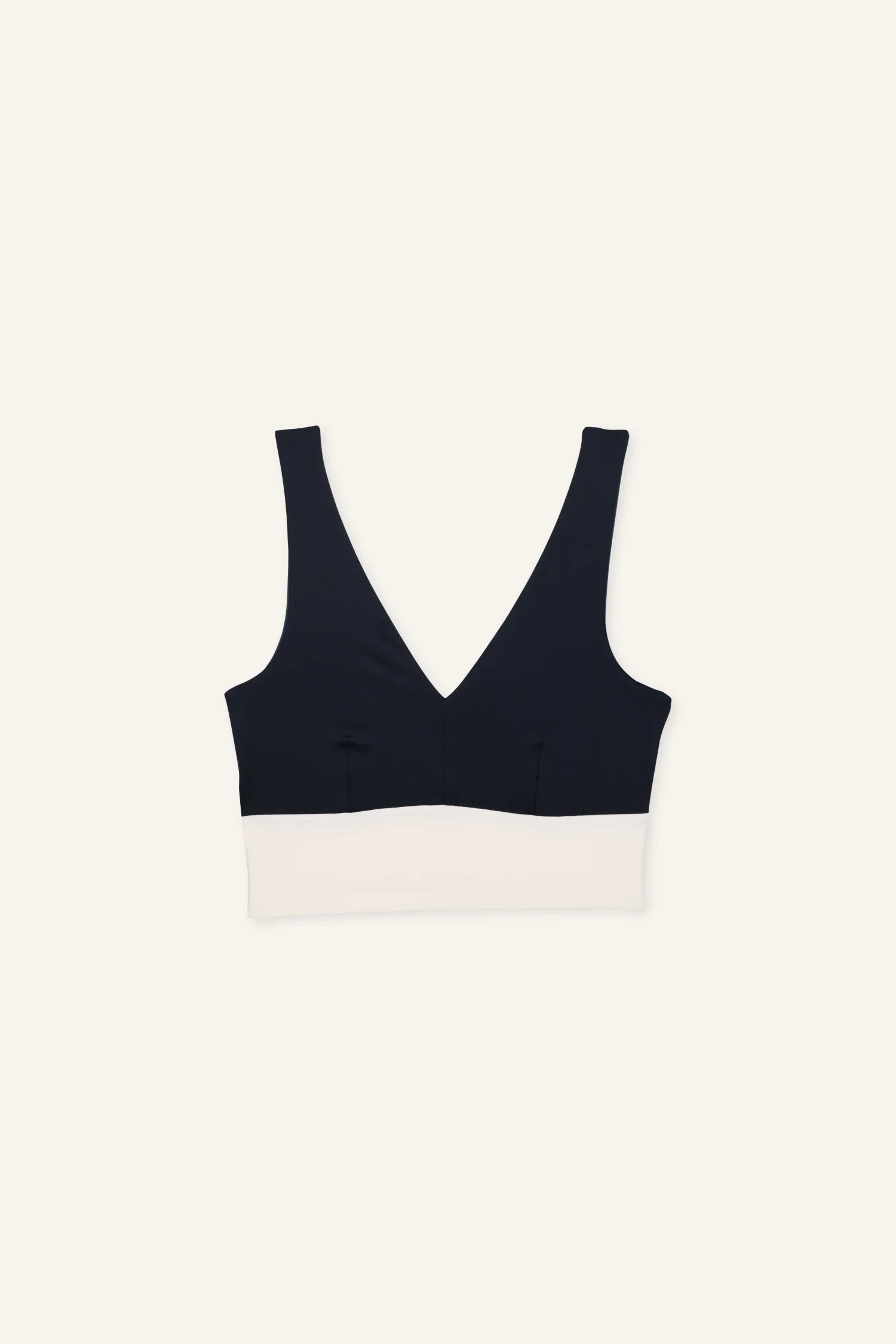 MYMARINI Bikinitop mit V-Ausschnitt und breiten Trägern in Schwarz und Weiß auf hellem Hintergrund.#color_black-grey-white