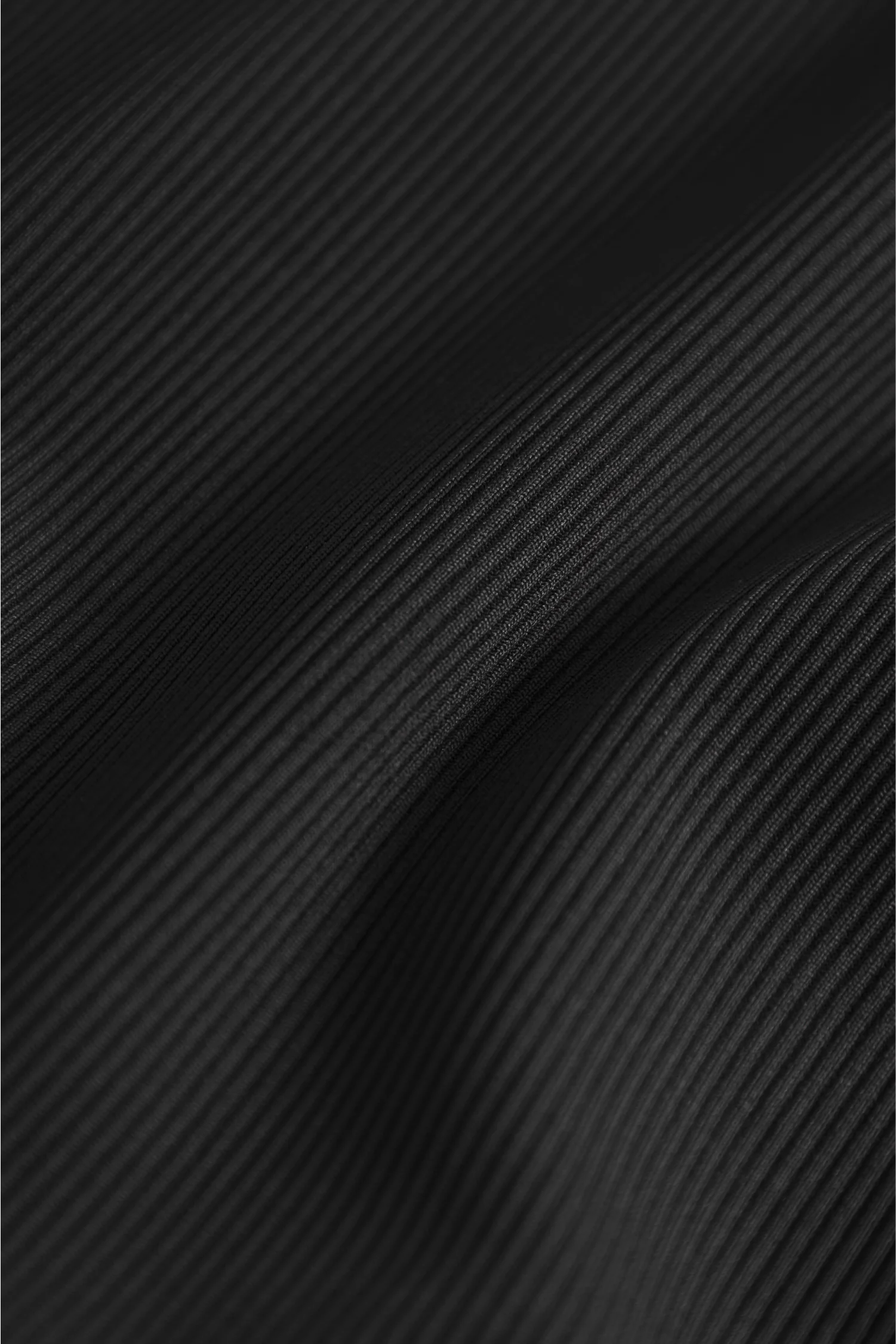 Schwarzer, gerippter Stoff in Nahaufnahme, zeigt Textur und Details der nachhaltigen MYMARINI Bademode.#color_black