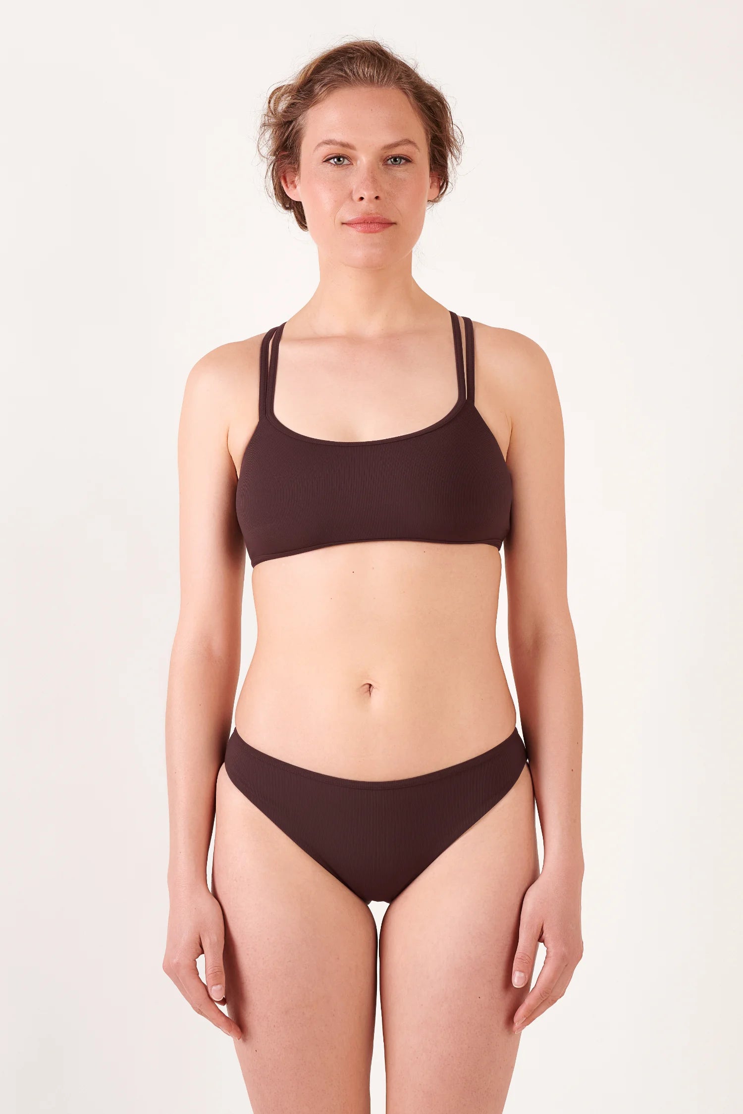 Bikini von MYMARINI in Dunkelbraun, mit breiten Trägern und hohem Beinausschnitt, präsentiert eine schlichte, elegante Form.#color_chocolate