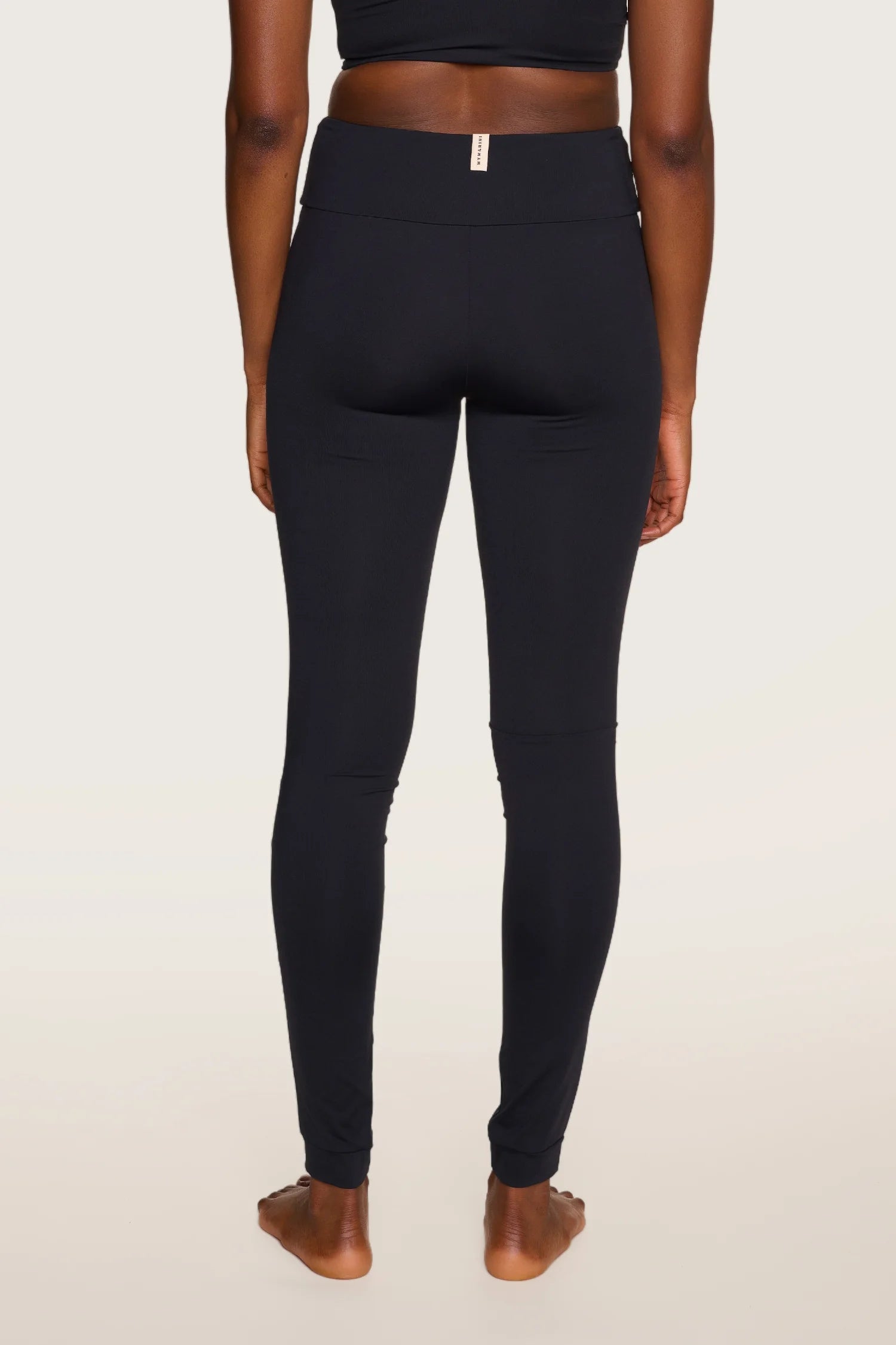 MYMARINI Leggings in Schwarz, eng anliegend, mit hohem Bund, von hinten gesehen.#color_black