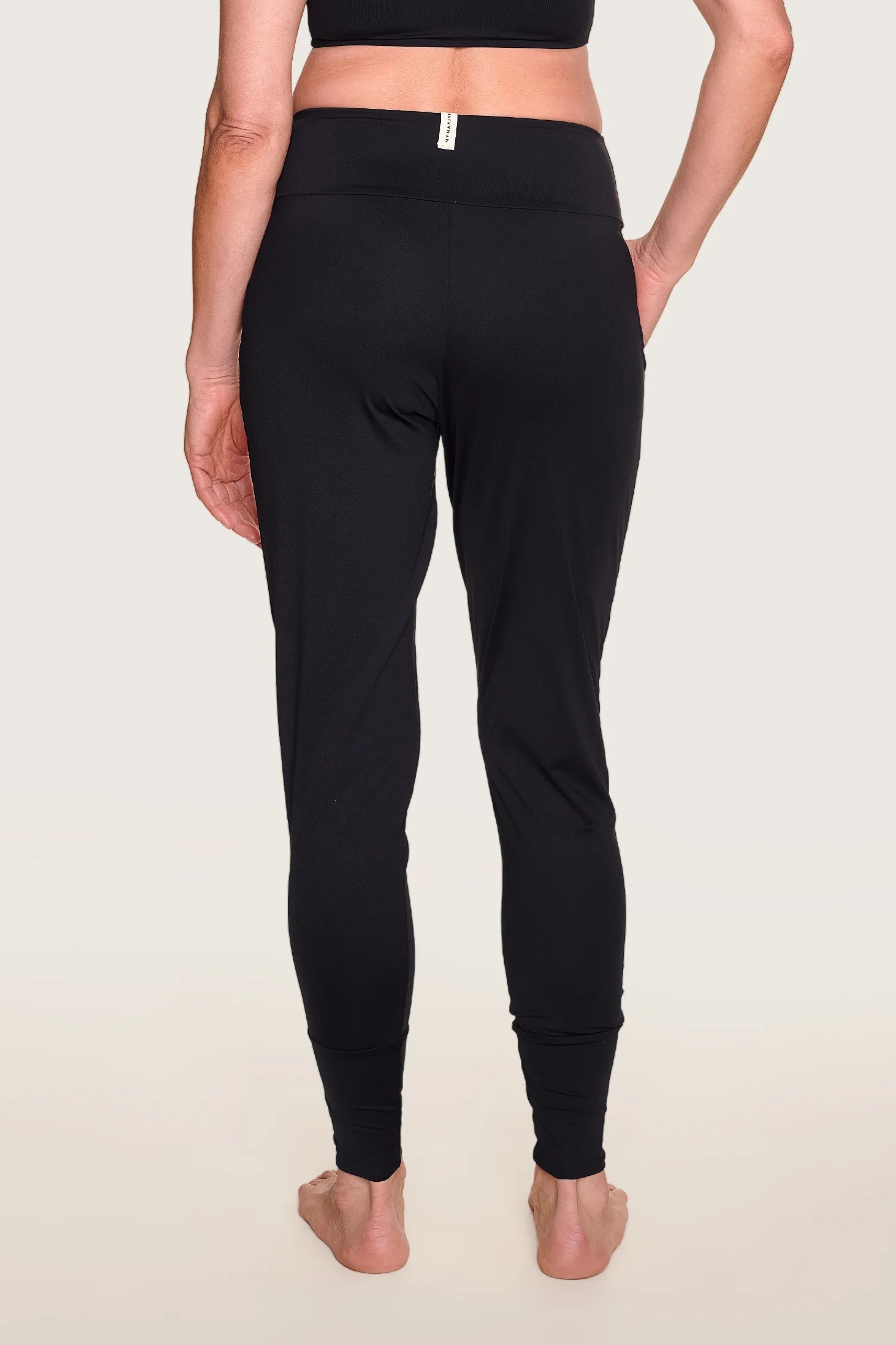 Schwarze MYMARINI-Hose, eng anliegend, mit hohem Bund, von hinten gezeigt.#color_black