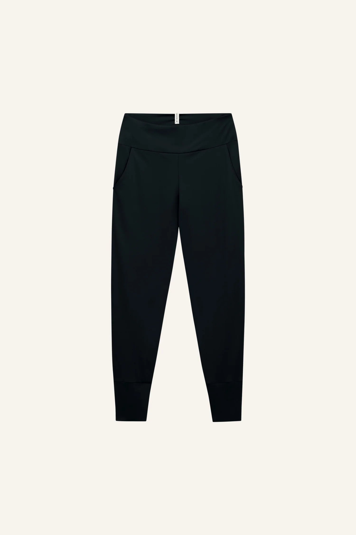 Schwarze MYMARINI-Hose mit elastischem Bund und schmalem Beinabschluss, vor hellem Hintergrund.#color_black