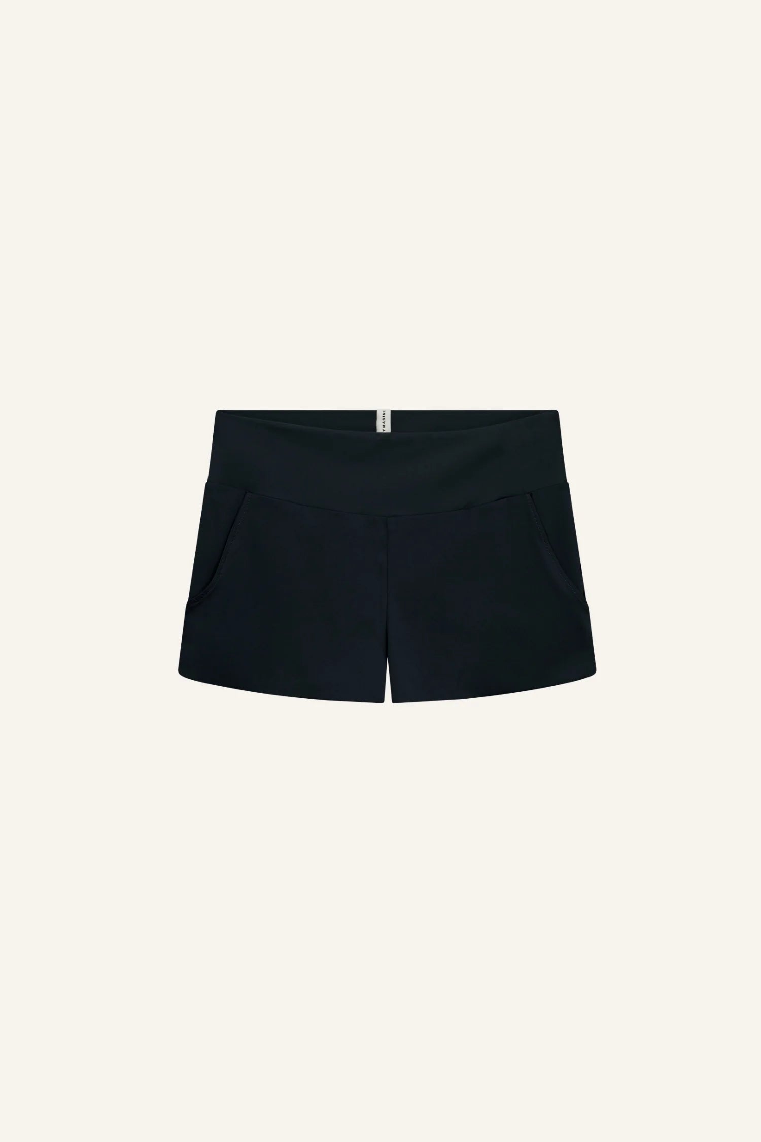 Schwarze MYMARINI Shorts mit breitem Bund und seitlichen Taschen, vor hellem Hintergrund.#color_black