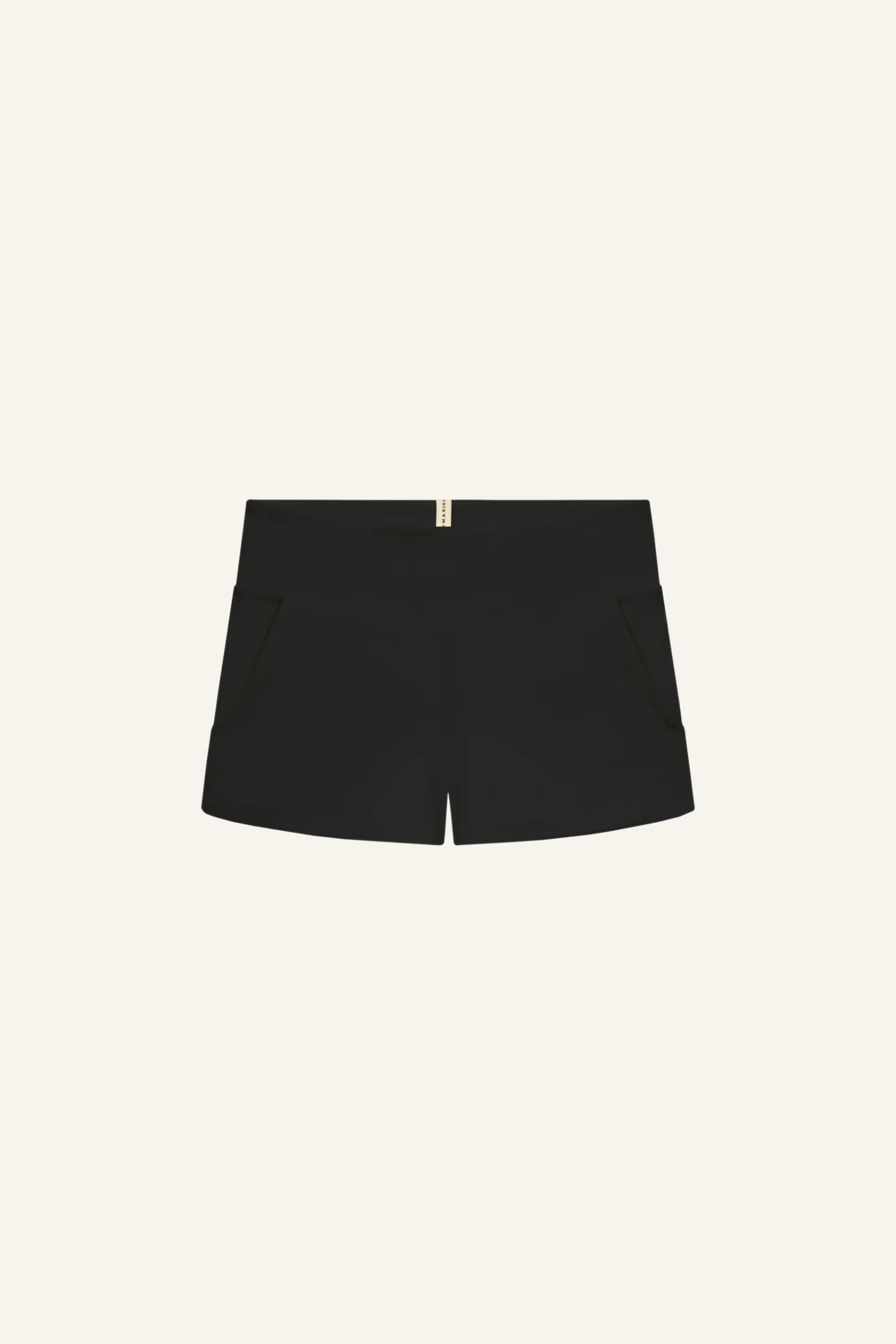 Schwarze MYMARINI Shorts mit geradem Schnitt und seitlichen Taschen vor hellem Hintergrund.#color_black