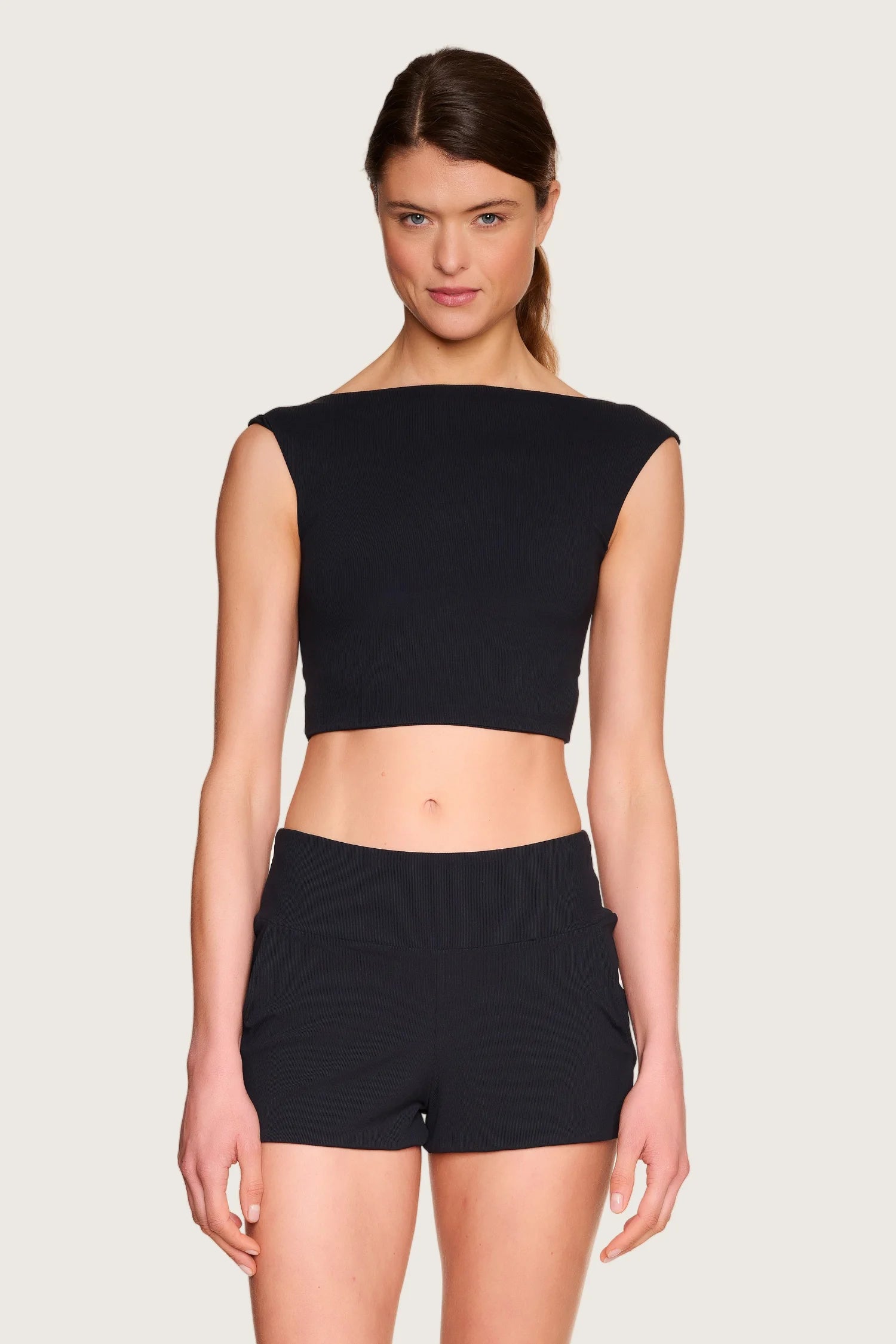 Schwarze MYMARINI Shorts mit hohem Bund, getragen von Person in schwarzem Top.#color_black