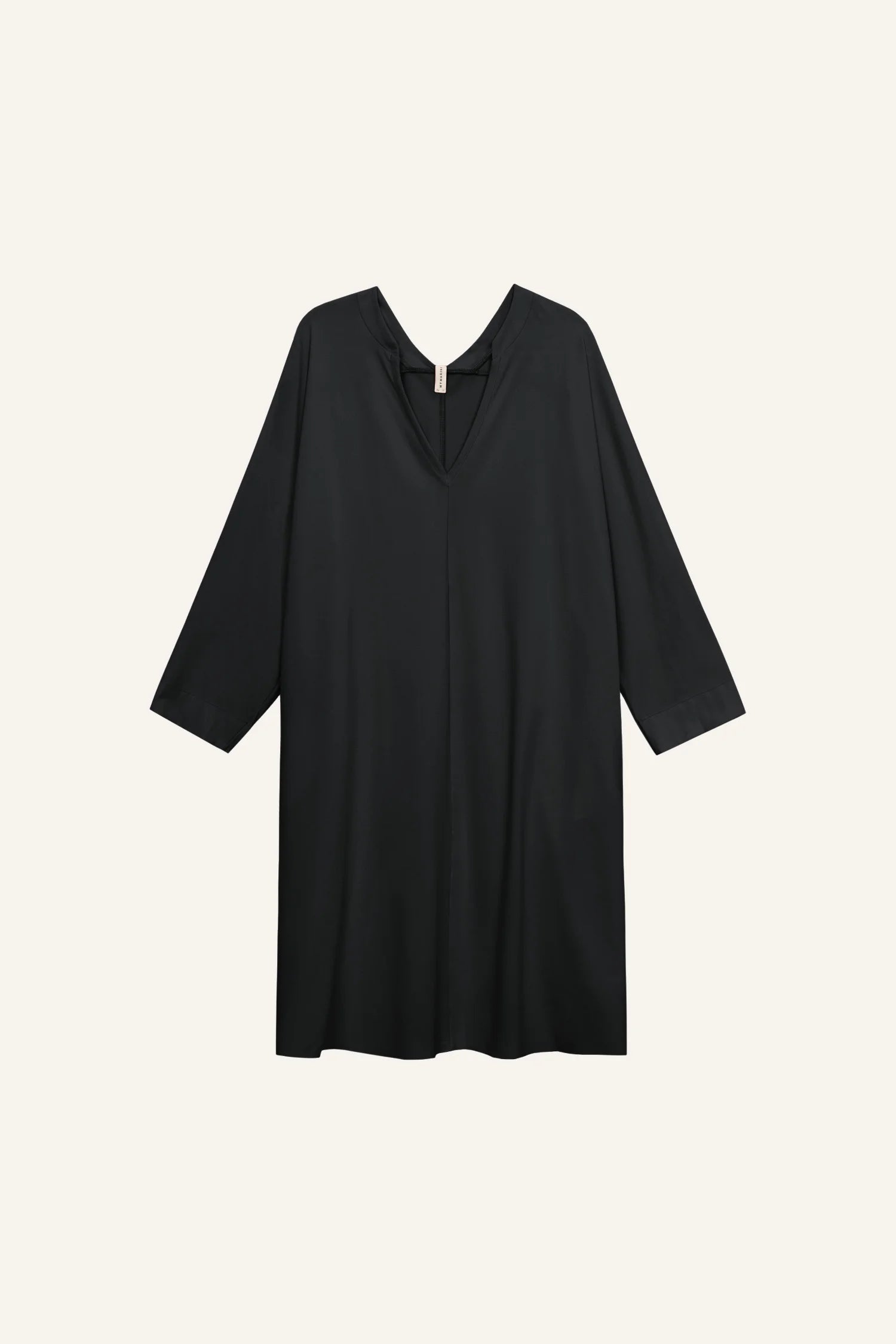 Schwarzes MYMARINI Kleid mit V-Ausschnitt und dreiviertellangen Ärmeln vor hellem Hintergrund.#color_black