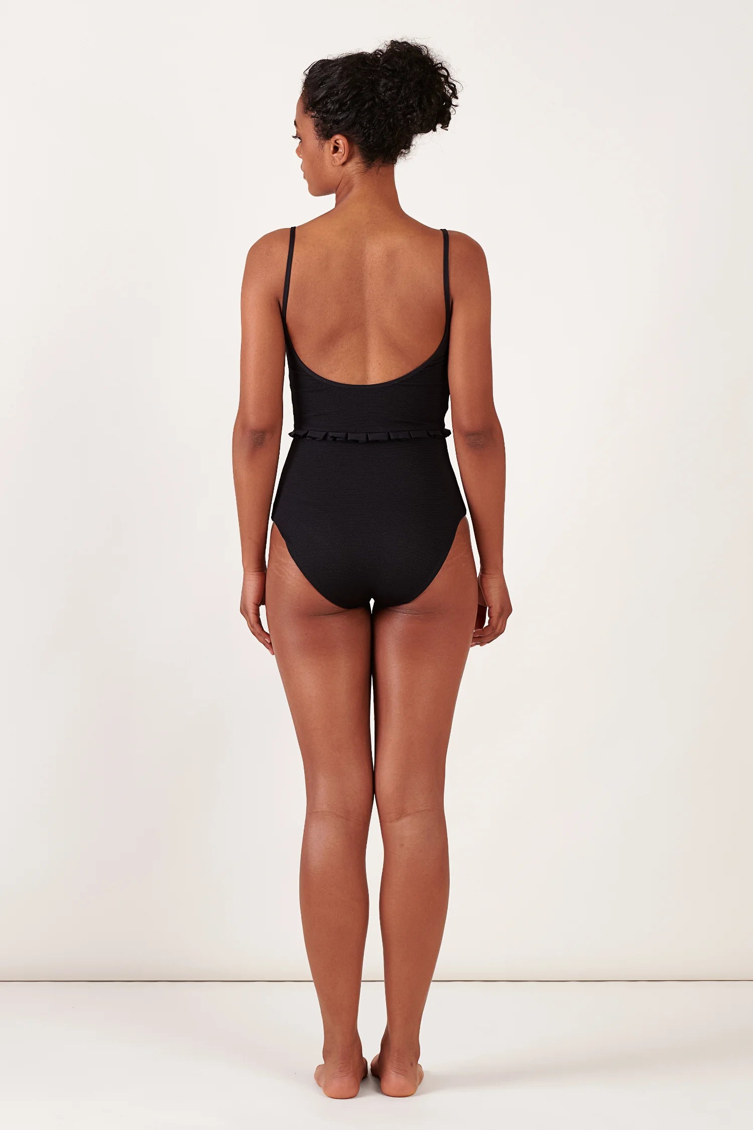 Schwarzer Badeanzug von MYMARINI mit tiefem Rückenausschnitt und schmalen Trägern, von hinten abgebildet.#color_black