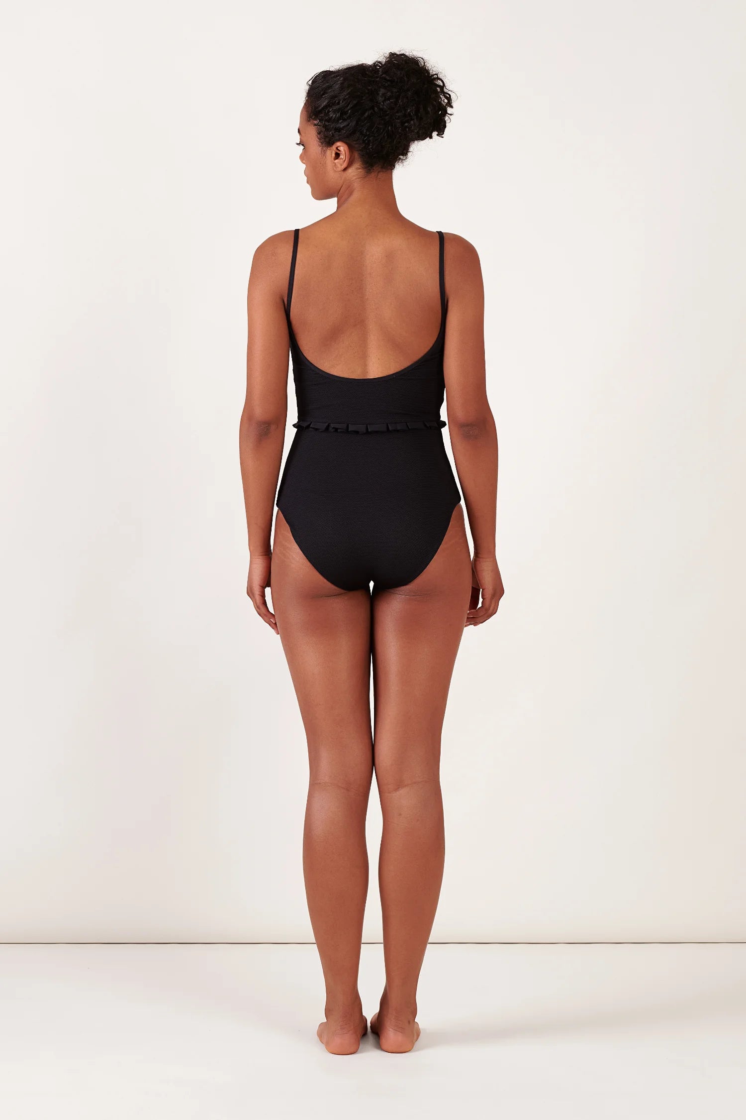Schwarzer Badeanzug von MYMARINI mit tiefem Rückenausschnitt und schmalen Trägern, von hinten abgebildet.#color_black