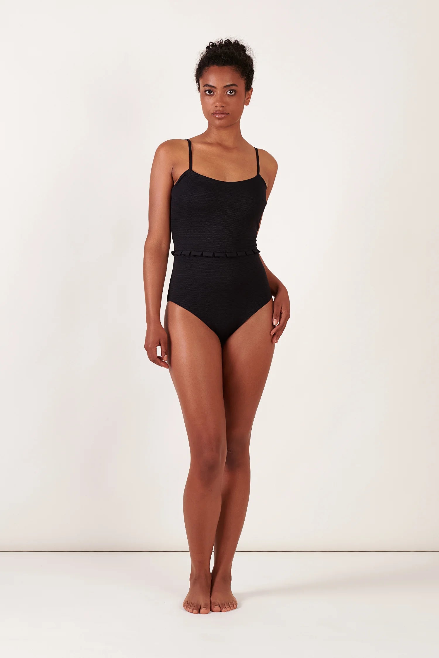 Schwarzer Badeanzug von MYMARINI mit schmalen Trägern und hohem Beinausschnitt, elegant und zeitlos.#color_black