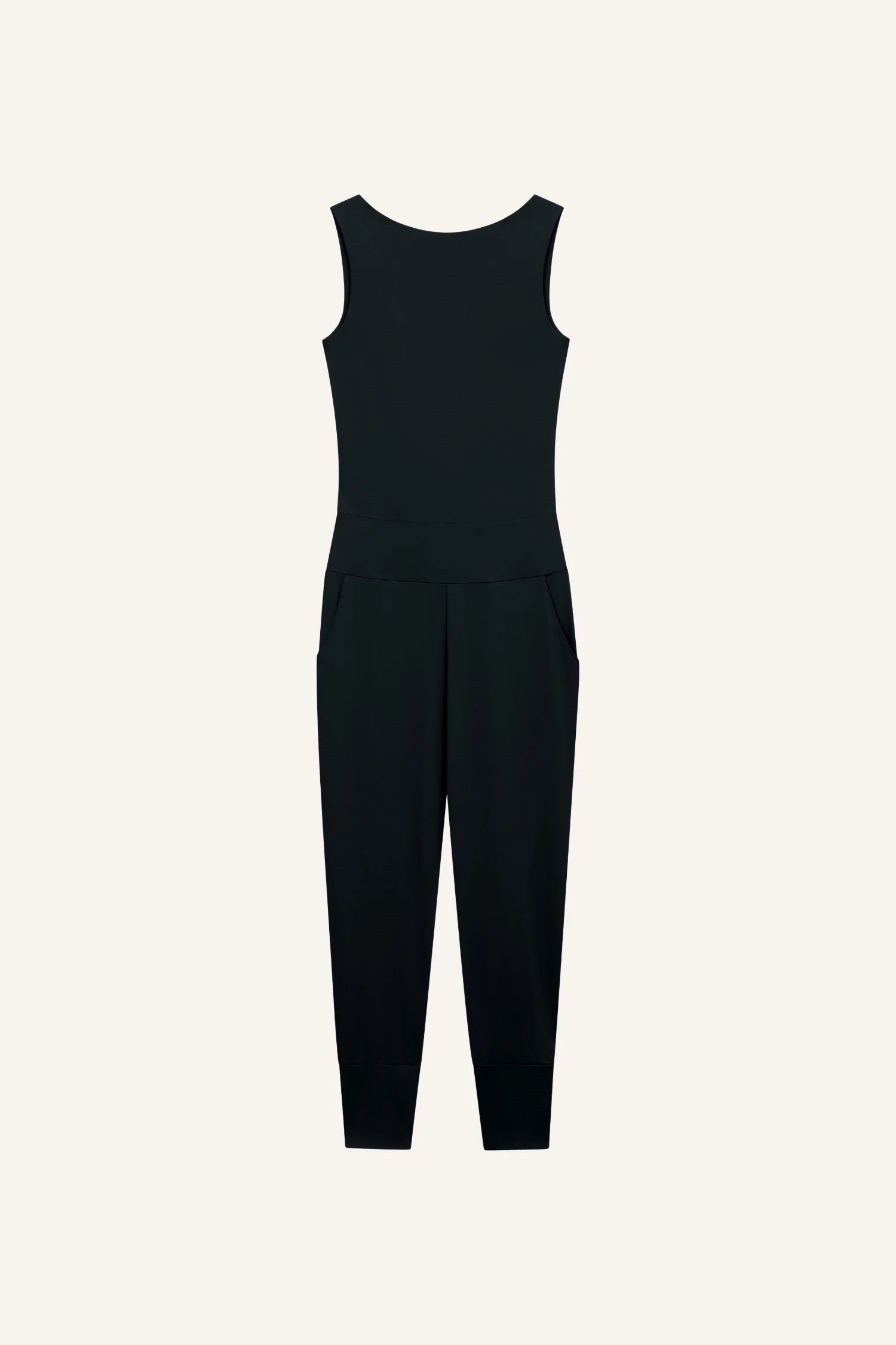 Ärmelloser schwarzer MYMARINI Jumpsuit mit Rundhalsausschnitt und schmalem Beinabschluss vor hellem Hintergrund.#color_black