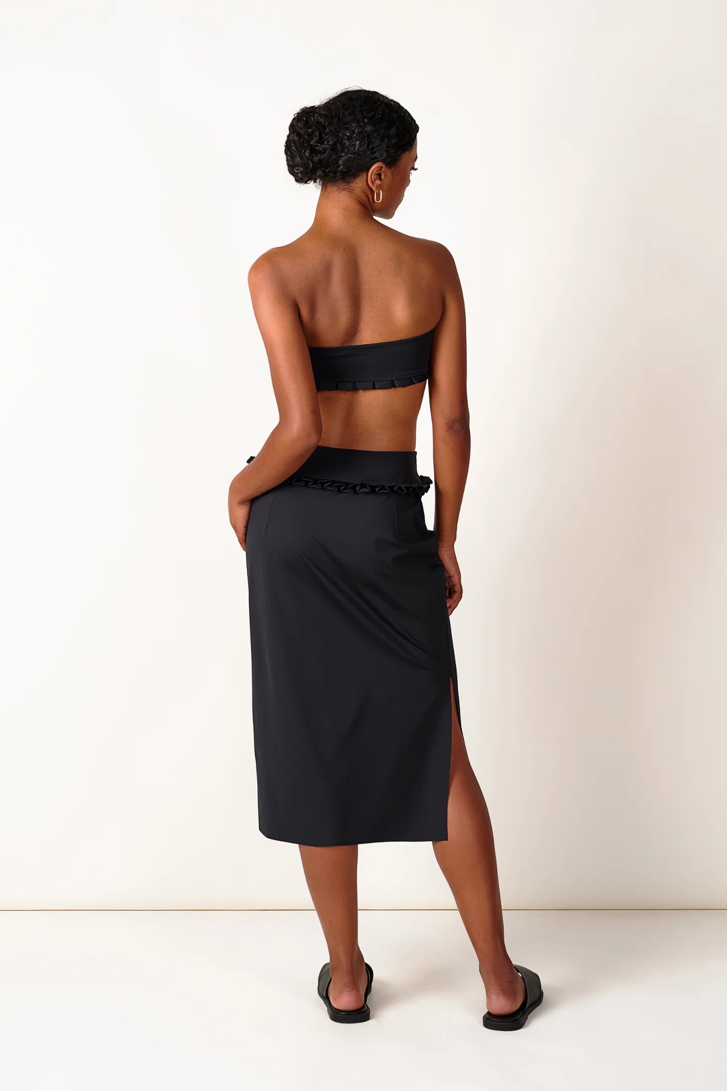 Schwarzes Bandeau-Bikinitop und Rock mit Schlitz von MYMARINI, elegant und schlicht, aus nachhaltigen Materialien gefertigt.#color_black