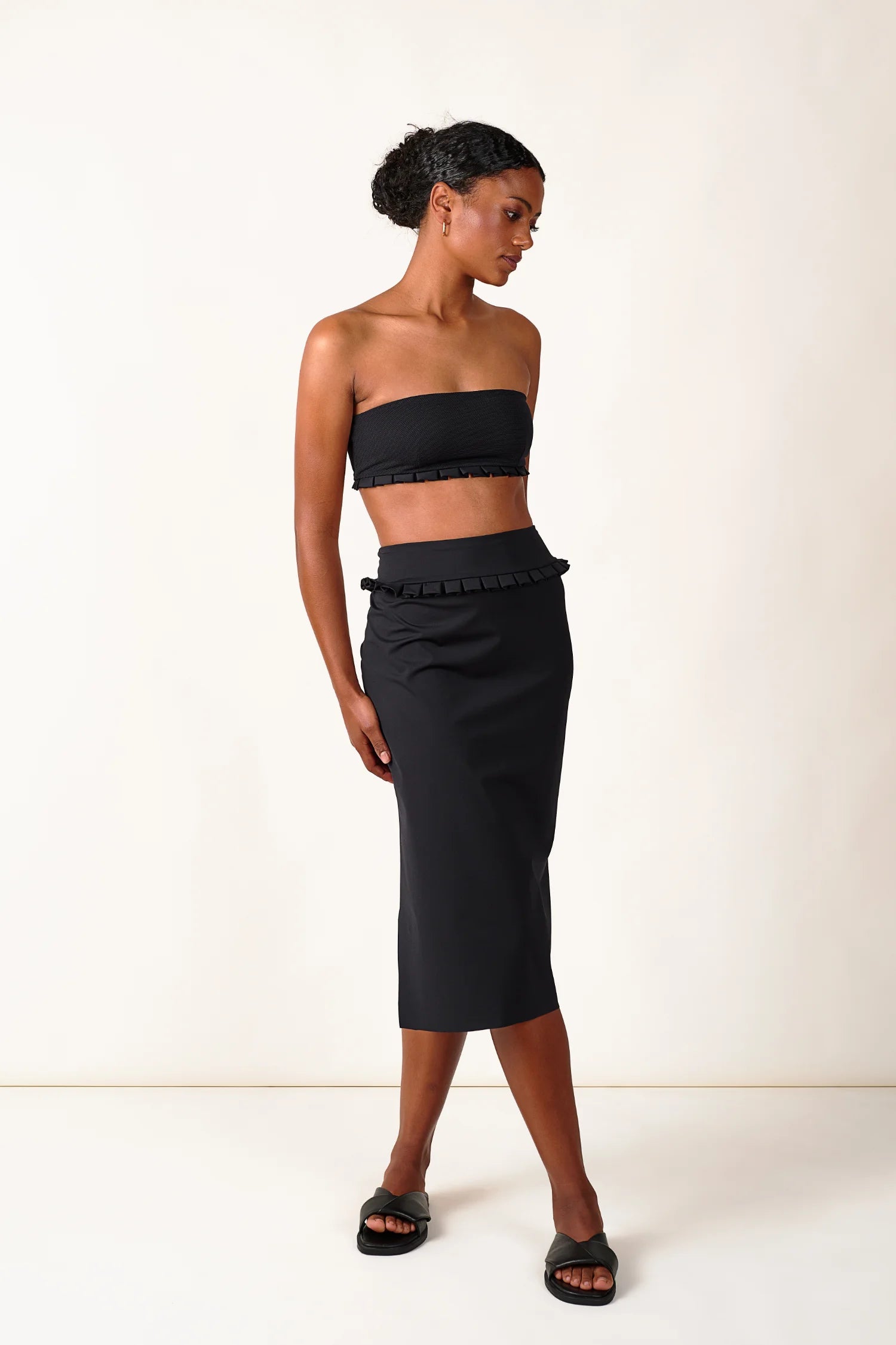 Schwarzes Bandeau-Top und Rock von MYMARINI, elegant und hochgeschlossen, ideal für stilvolle Sommerlooks.#color_black