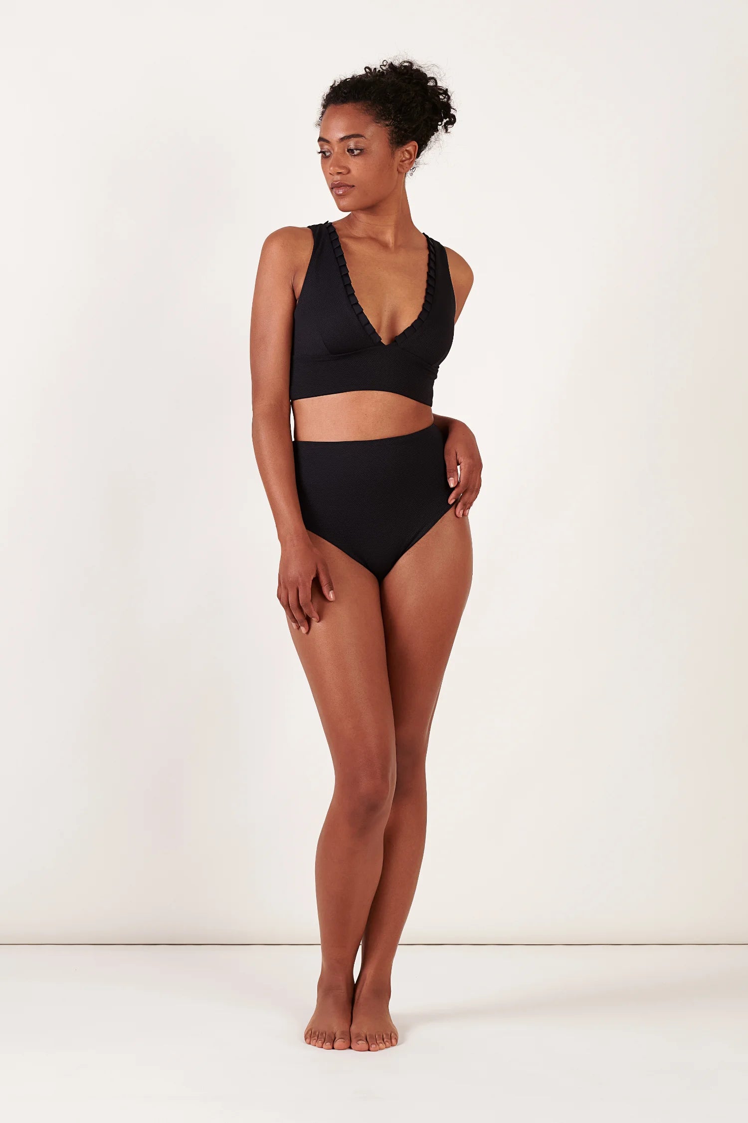 Schwarzes Bikinitop mit V-Ausschnitt und breiten Trägern sowie hohe Bikinihose von MYMARINI.#color_black