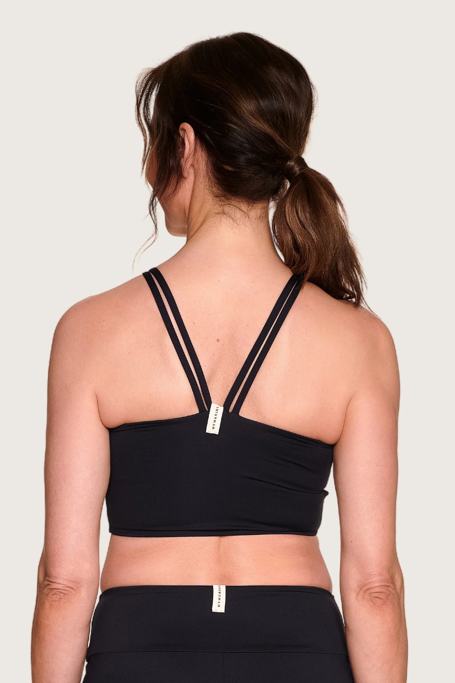 Rückansicht eines MYMARINI Bikinitops mit breiten Trägern und passender Bikinihose.#color_black