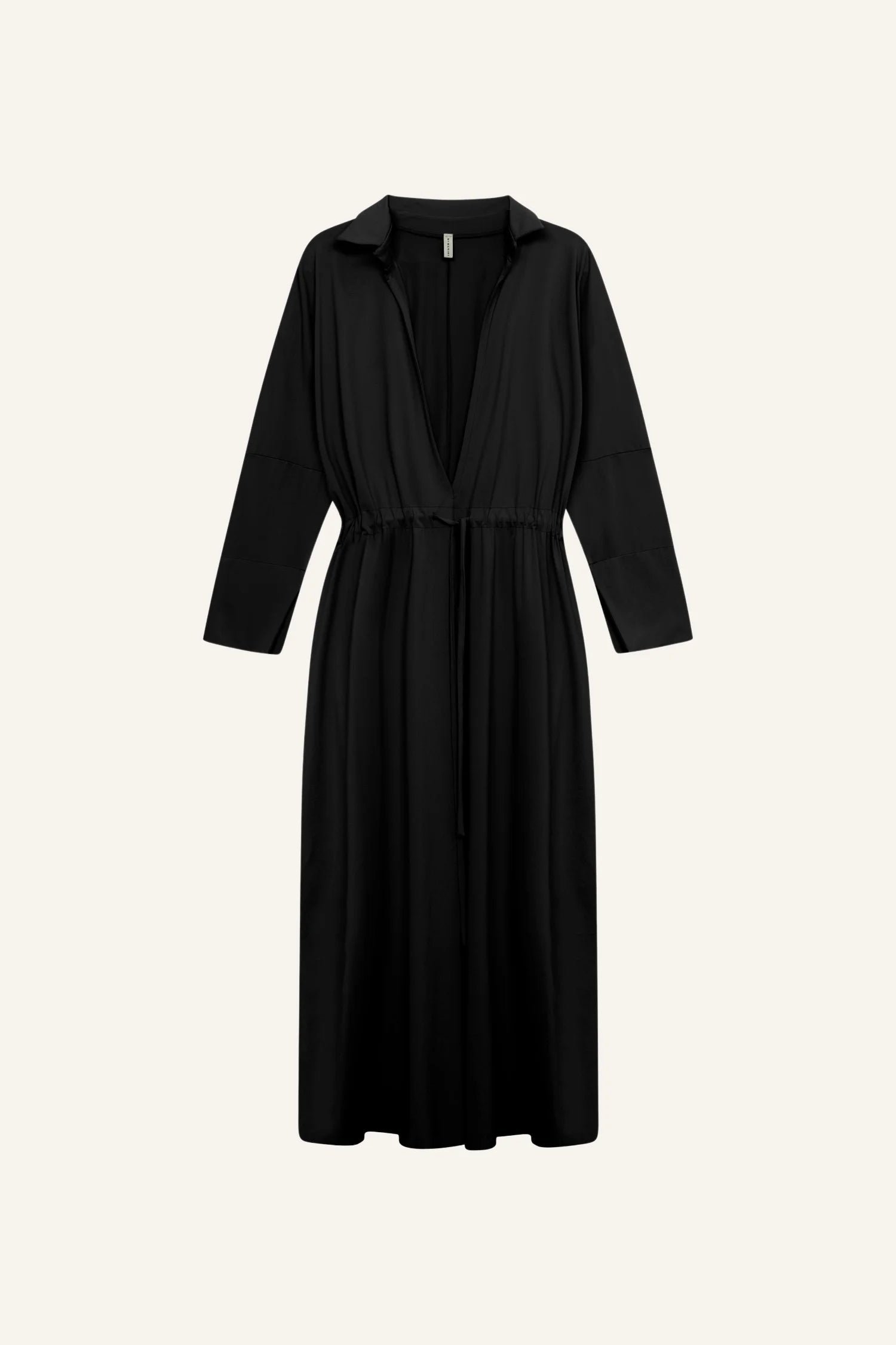 Schwarzes MYMARINI-Kleid mit langen Ärmeln und tiefem V-Ausschnitt vor hellem Hintergrund.#color_black