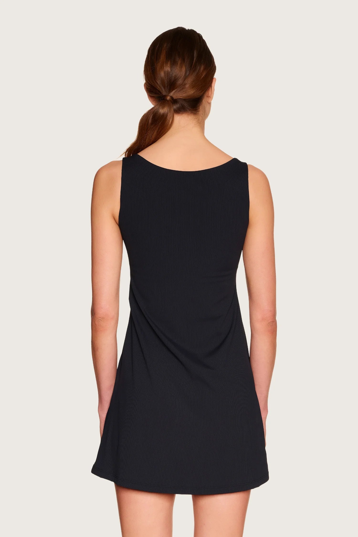 Frau in schwarzem MYMARINI-Kleid mit breiten Trägern, Rückansicht.#color_black