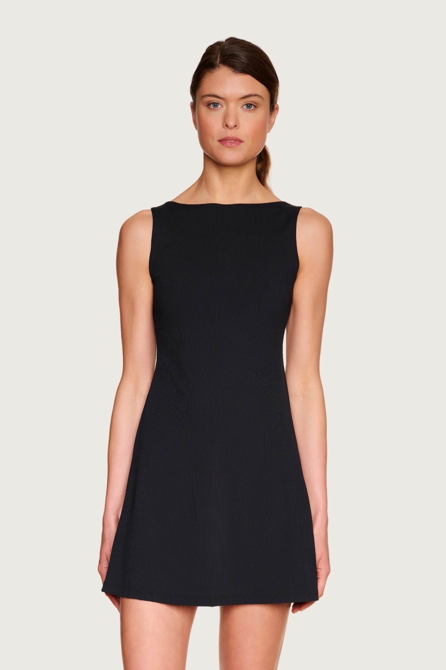 Frau trägt ein schwarzes MYMARINI-Kleid mit breiten Trägern und Rundhalsausschnitt.#color_black