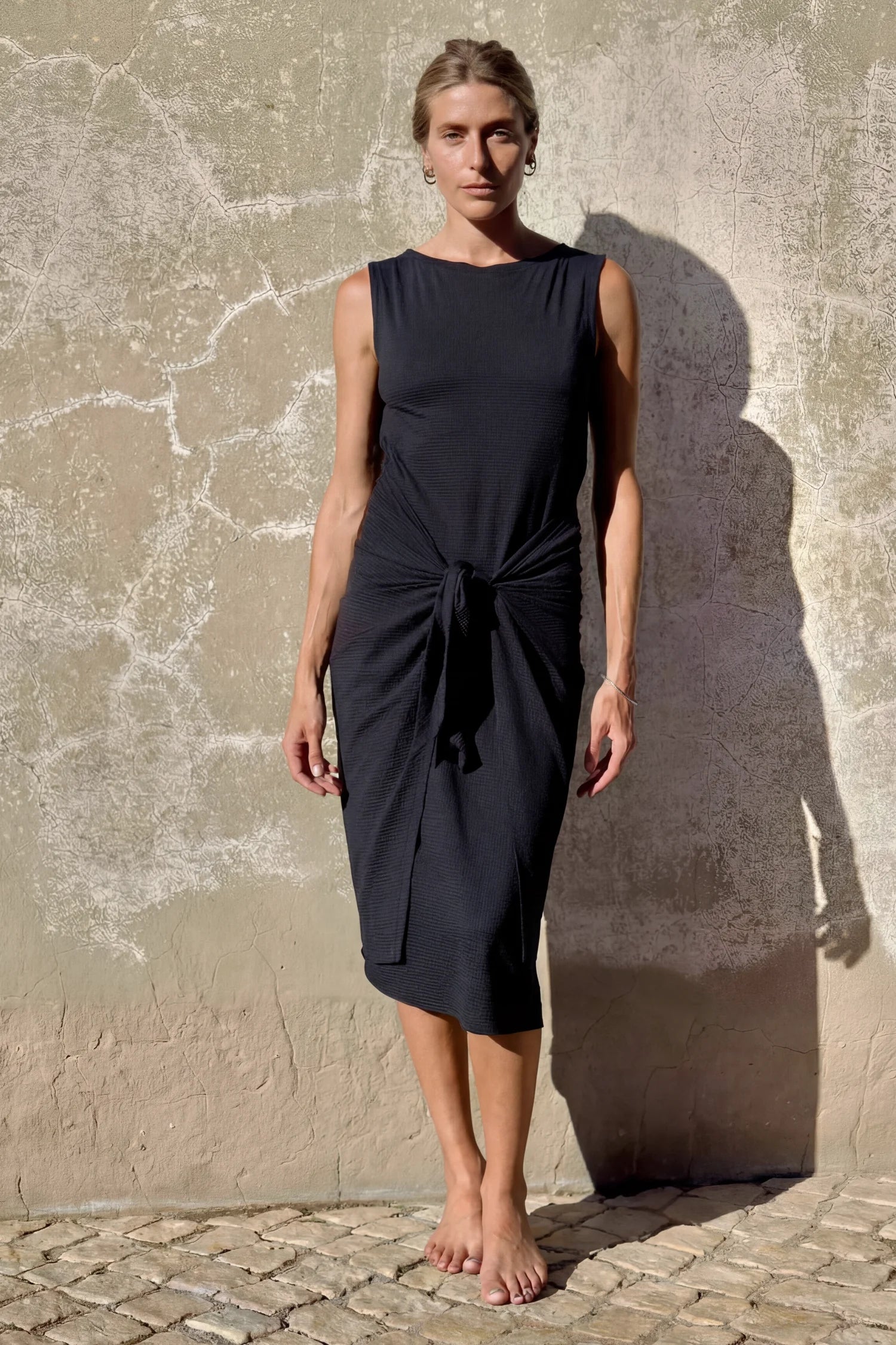 MYMARINI One-Piece: dunkler Badeanzug mit hoch geschlossenem Rundhalsausschnitt, breiten Trägern und Schleife vorn, knielang.