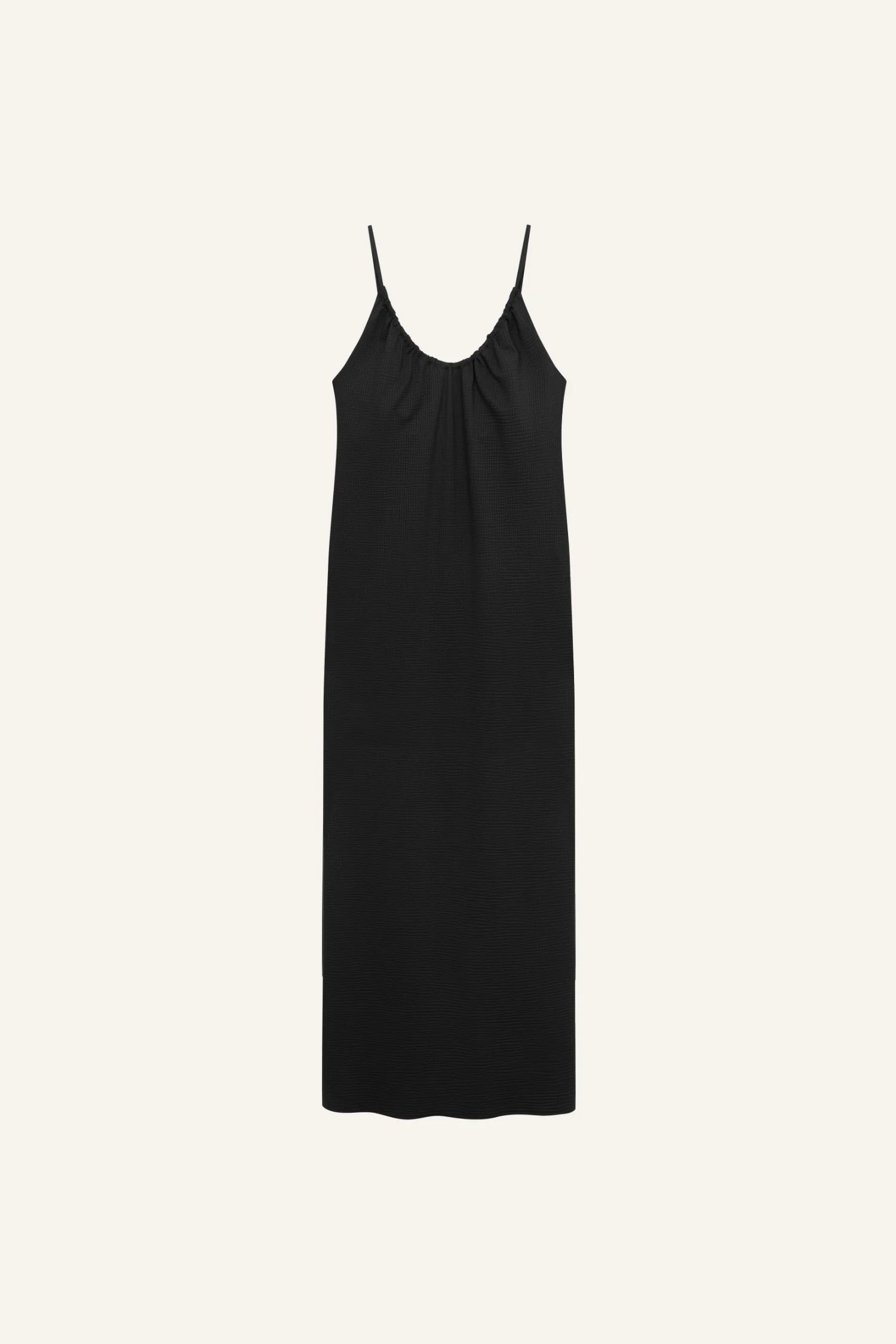 MYMARINI Kleid aus schwarzem Badeanzugstoff mit Spaghettiträgern und hoch geschlossenem Ausschnitt.